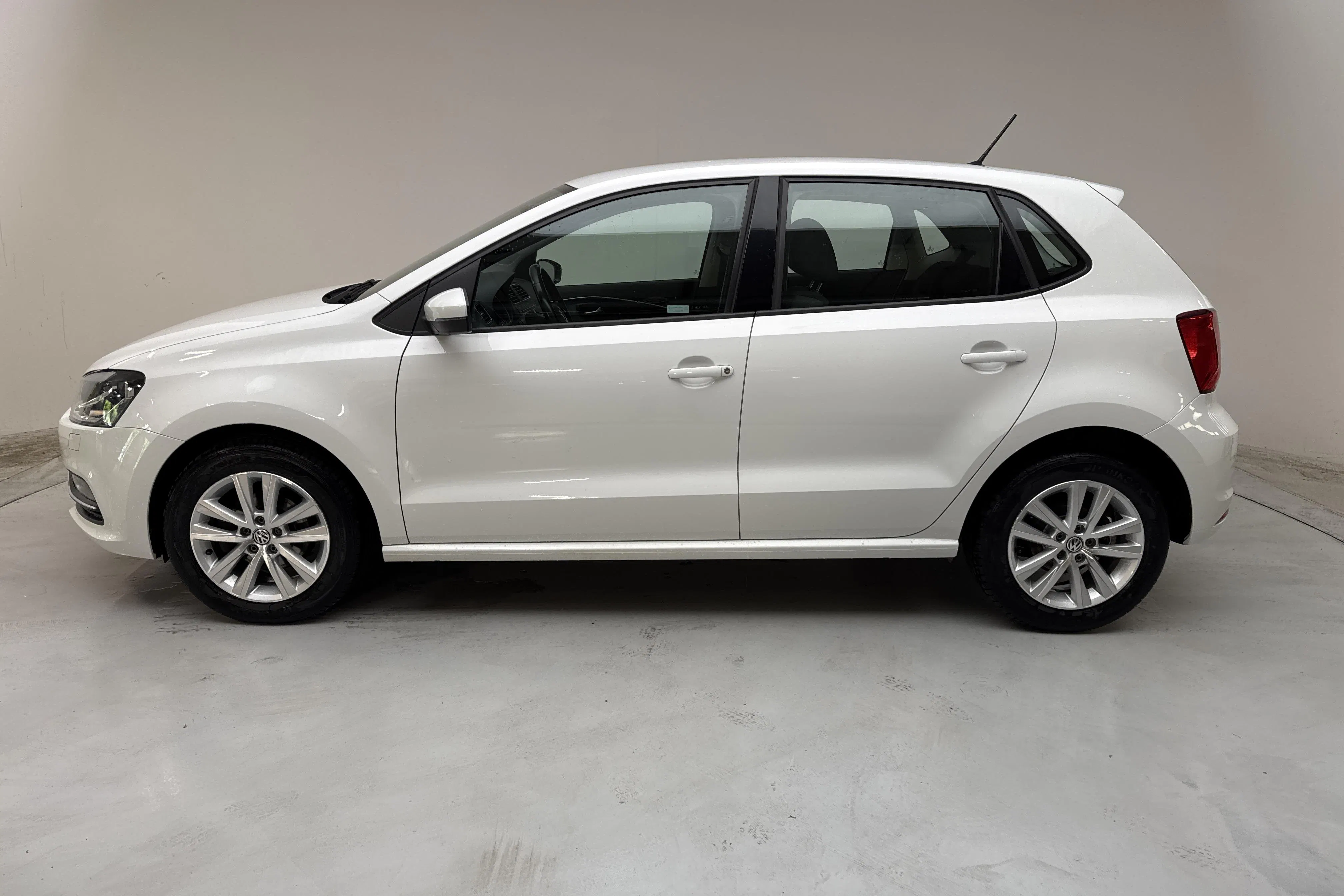 Presentationsfoto 2 av 12: VW Polo 1.2 TSI 5dr (90hk) - 5 846 mil - Manuell - vit - 2017