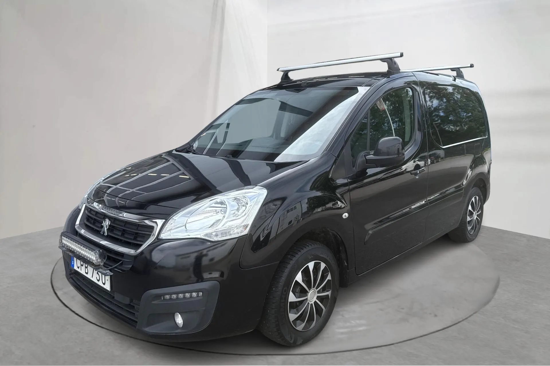 Presentationsfoto 1 av 12: Peugeot Partner 1.6 BlueHDI Skåp (100hk) - 9 587 mil - Manuell - svart - 2015
