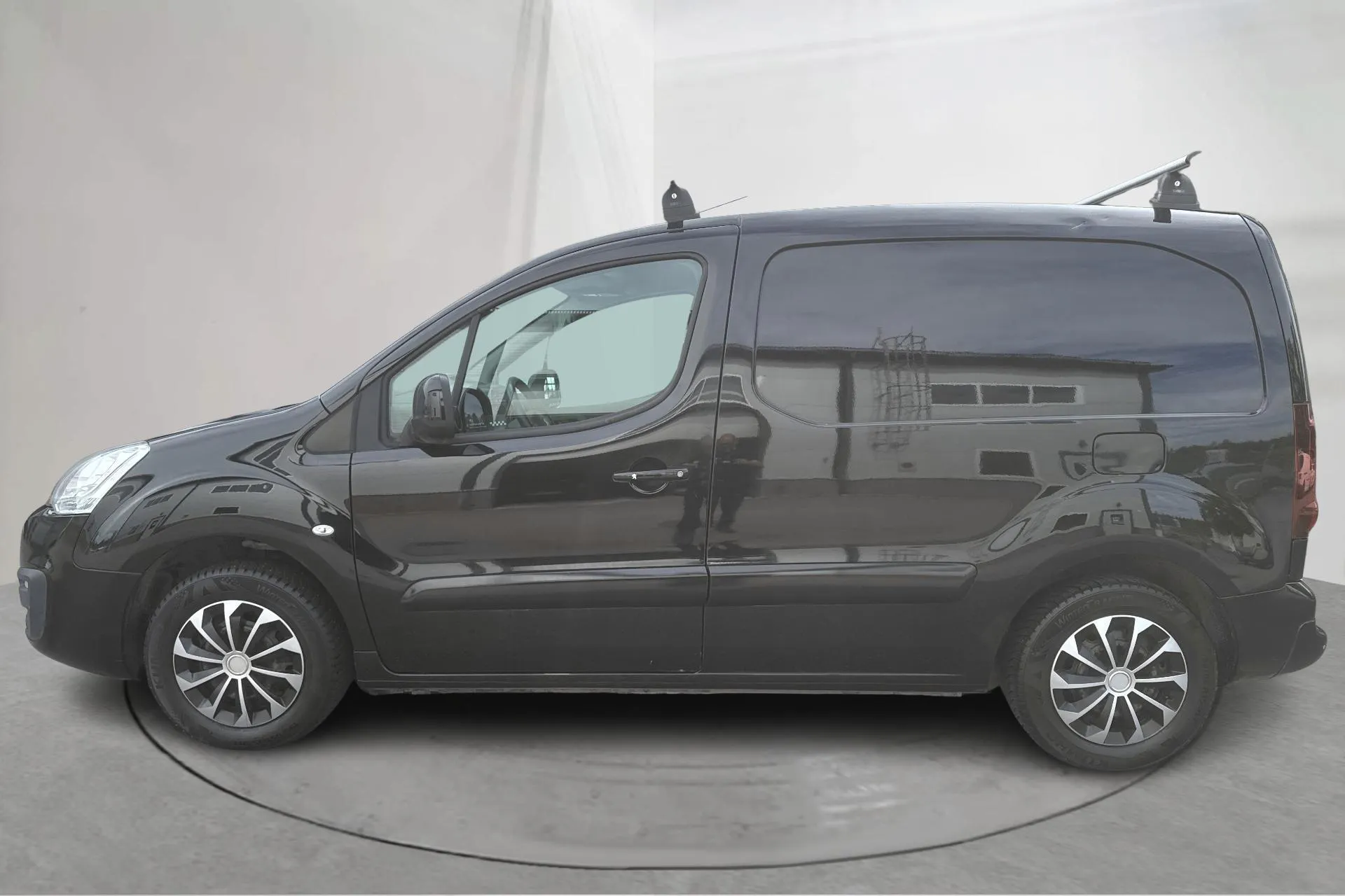 Presentationsfoto 2 av 12: Peugeot Partner 1.6 BlueHDI Skåp (100hk) - 9 587 mil - Manuell - svart - 2015