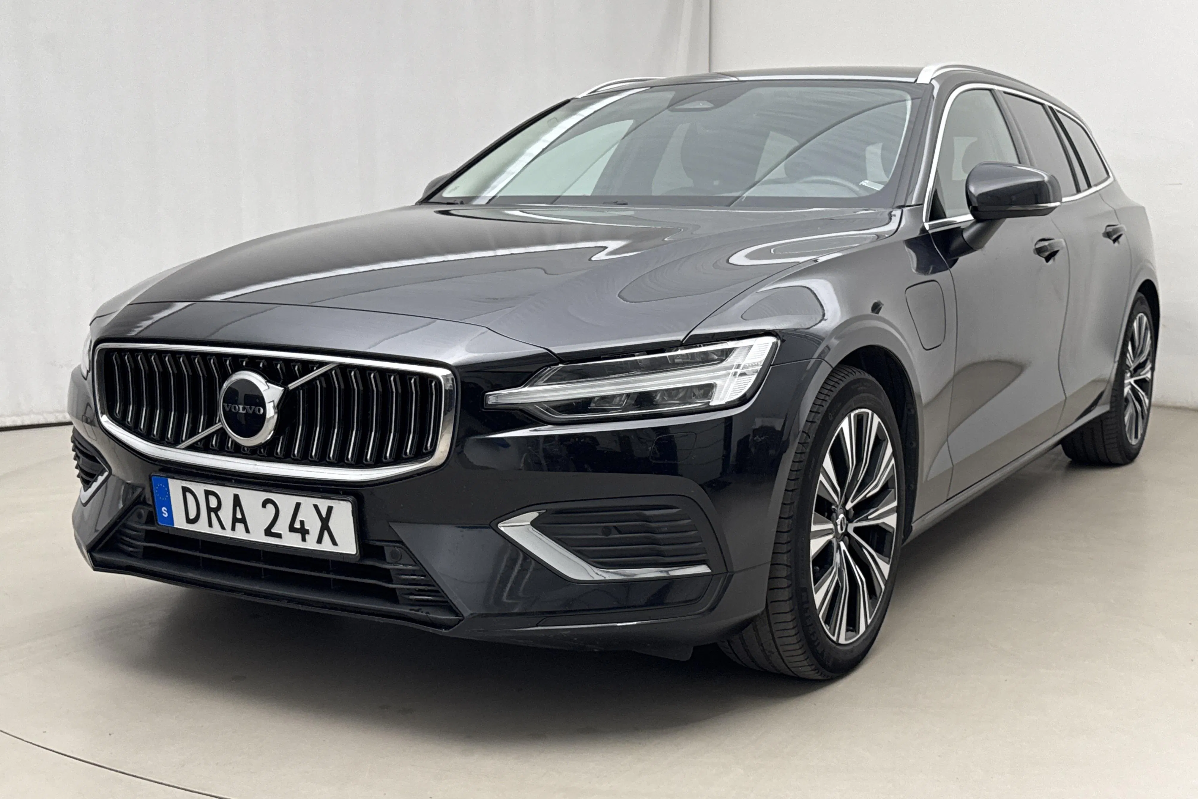 Presentationsfoto 1 av 21: Volvo V60 T6 AWD Recharge (350hk) - 11 360 mil - Automat - svart - 2024
