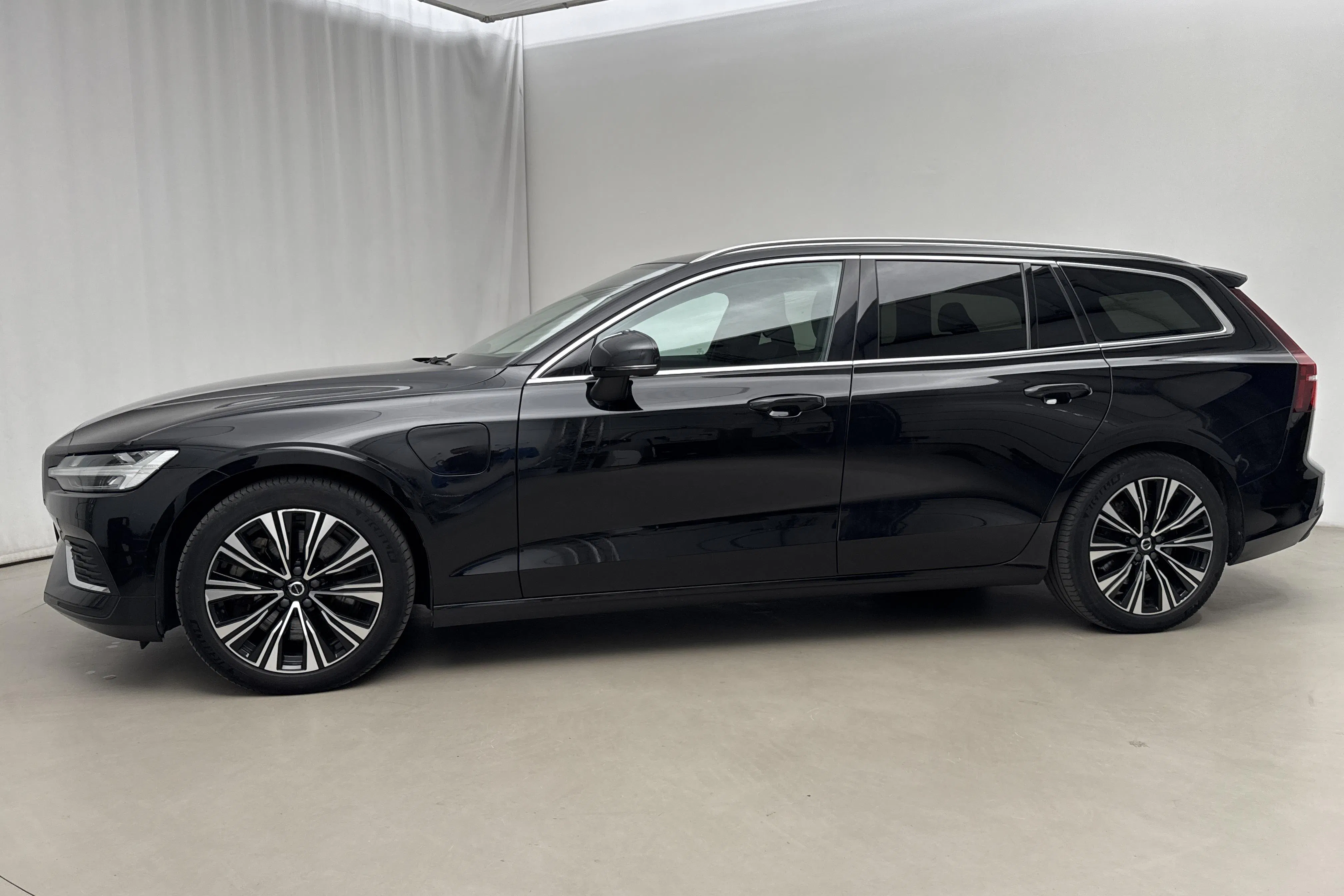 Presentationsfoto 2 av 21: Volvo V60 T6 AWD Recharge (350hk) - 11 360 mil - Automat - svart - 2024