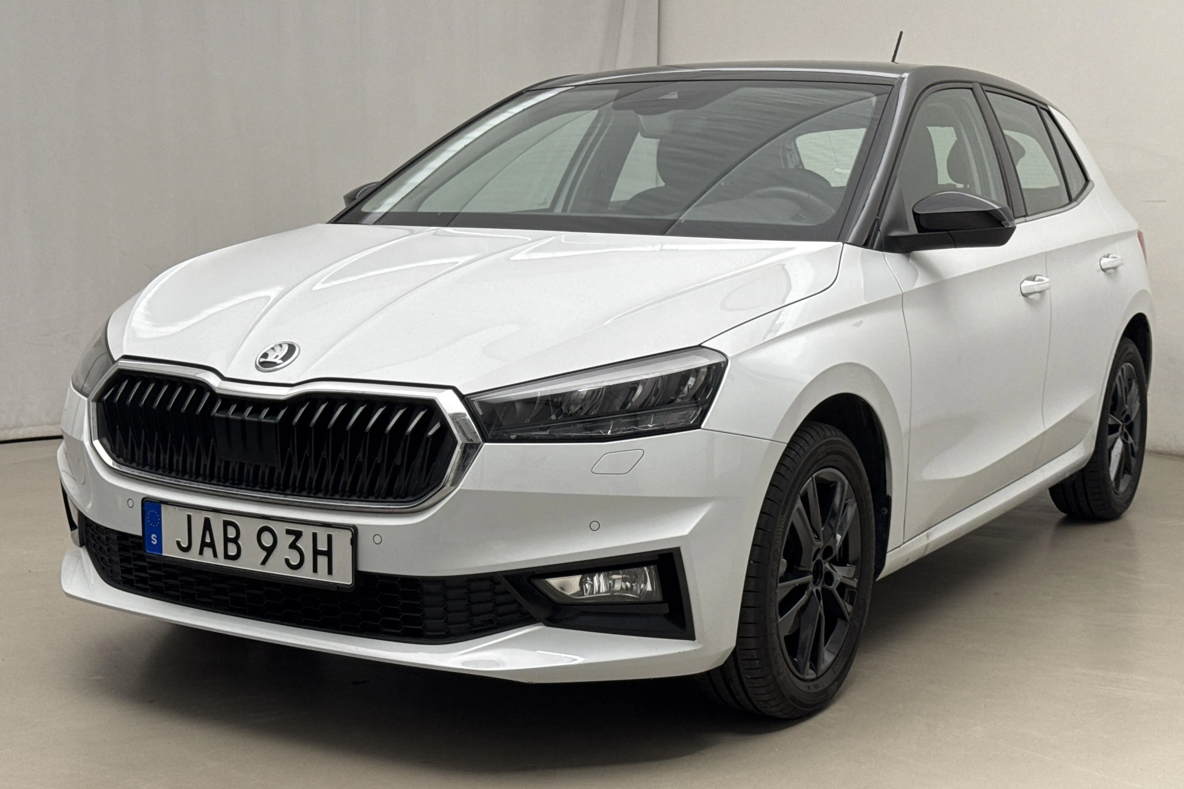 Presentation photo 1 of 18: Skoda Fabia 1.0 TSI (110hk) - 8 490 km - Automatic - white - 2023
