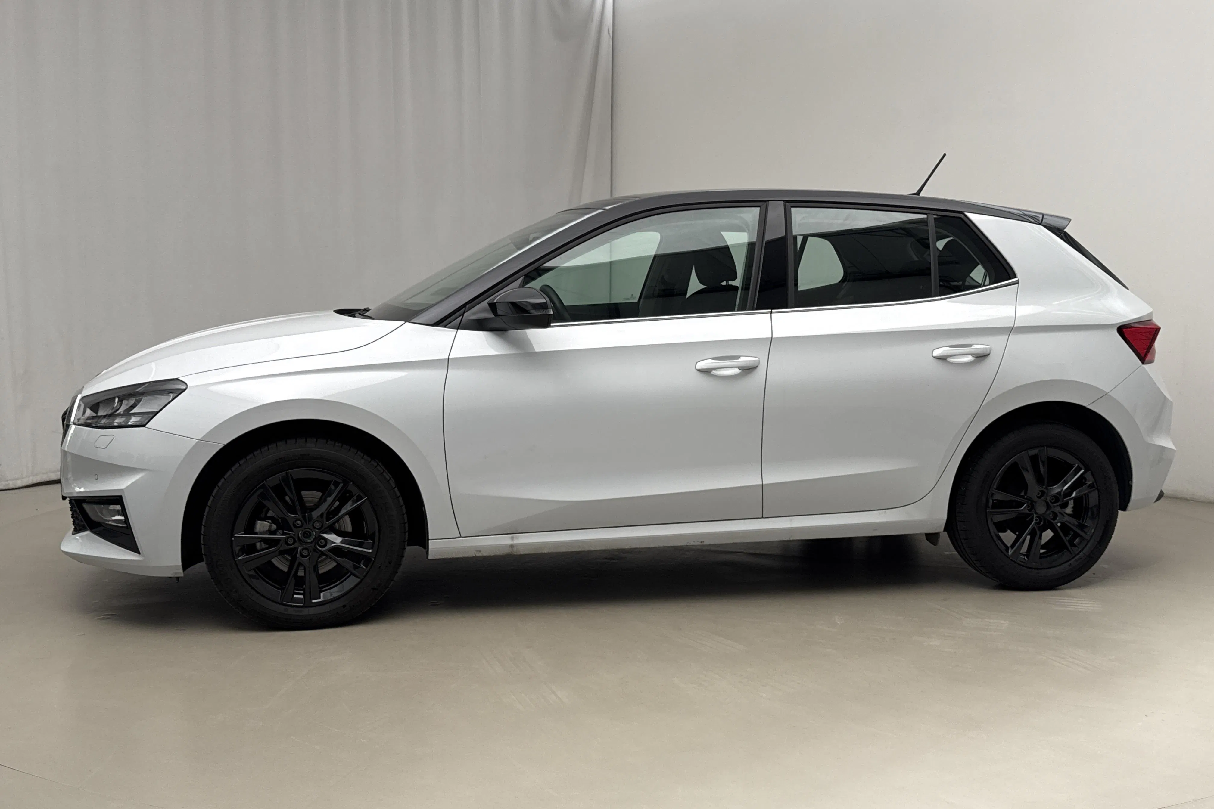 Presentation photo 2 of 18: Skoda Fabia 1.0 TSI (110hk) - 8 490 km - Automatic - white - 2023