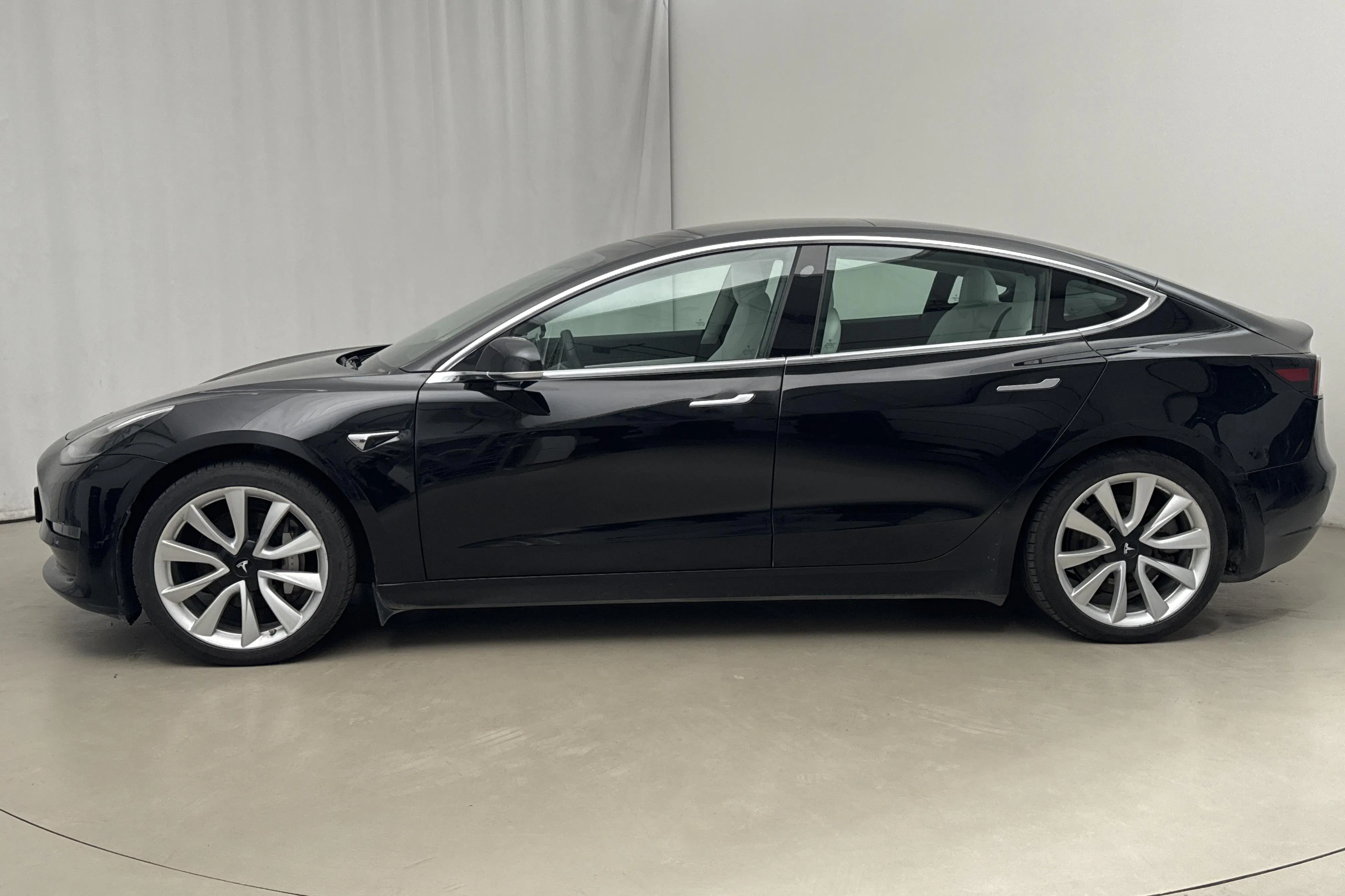 Presentationsfoto 2 av 21: Tesla Model 3 Long Range Dual Motor AWD - 13 791 mil - Automat - svart - 2020