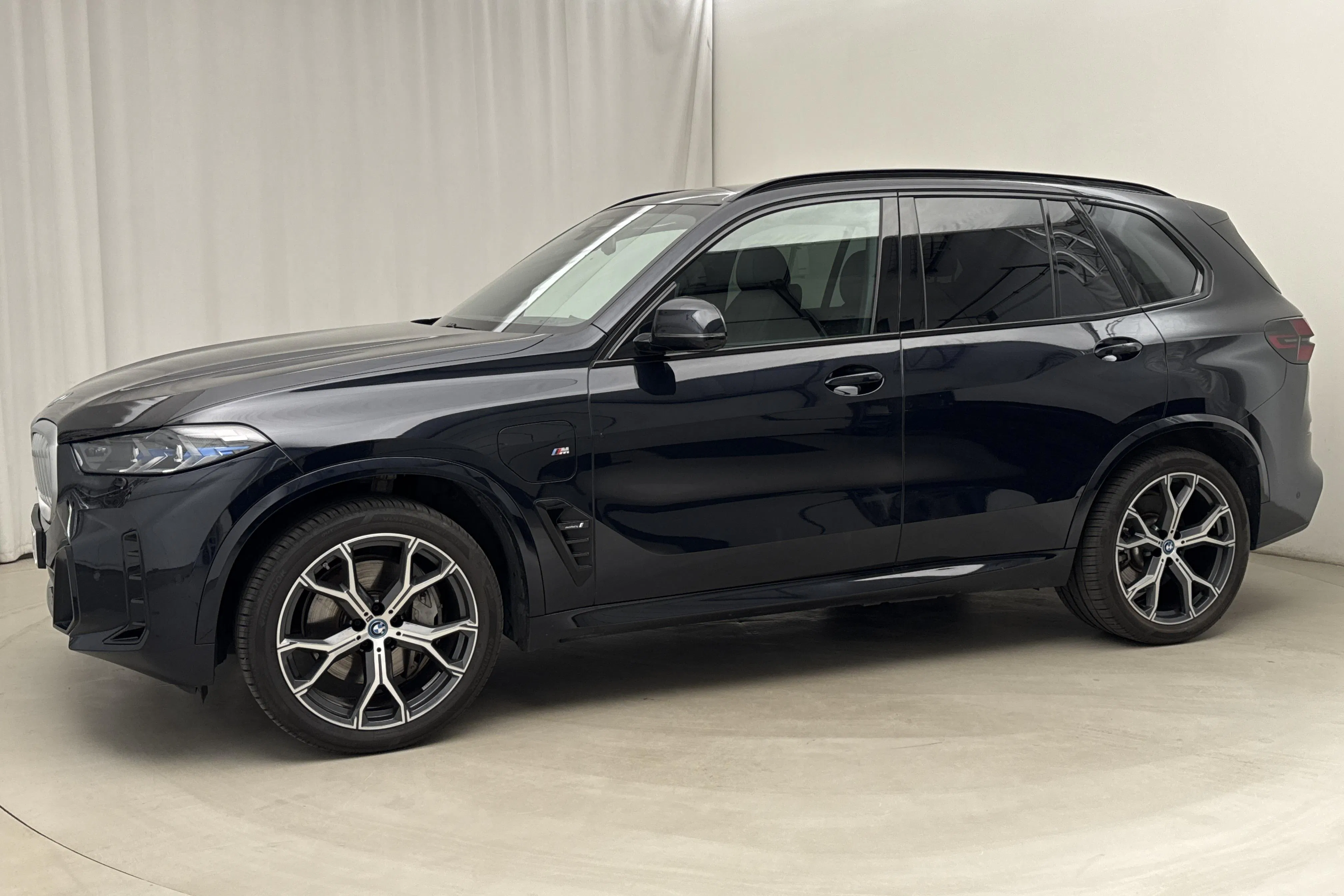 Presentationsfoto 2 av 25: BMW X5 xDrive50e LCI, G05 (489hk) - 3 578 mil - Automat - svart - 2024