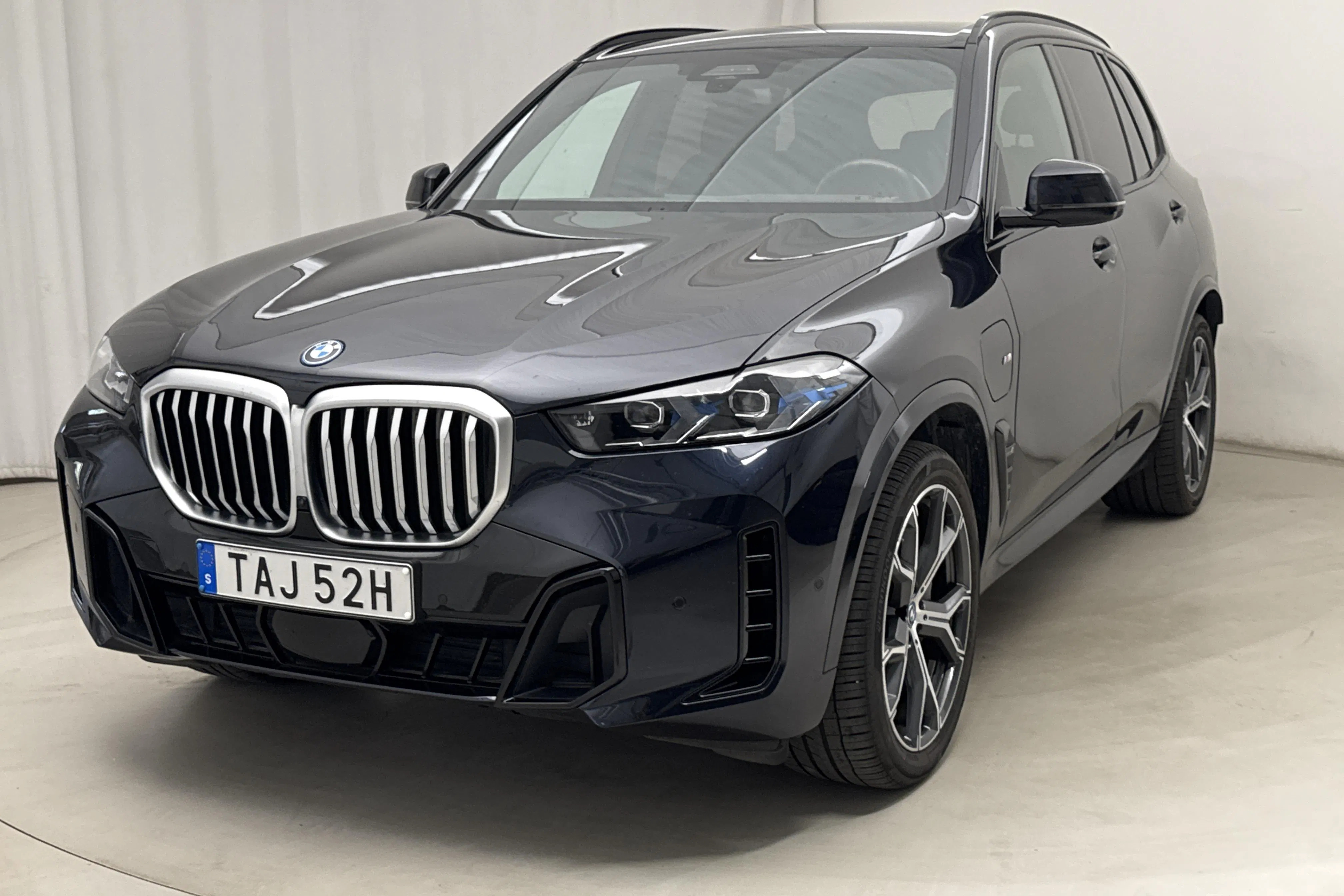 Presentationsfoto 1 av 25: BMW X5 xDrive50e LCI, G05 (489hk) - 3 578 mil - Automat - svart - 2024
