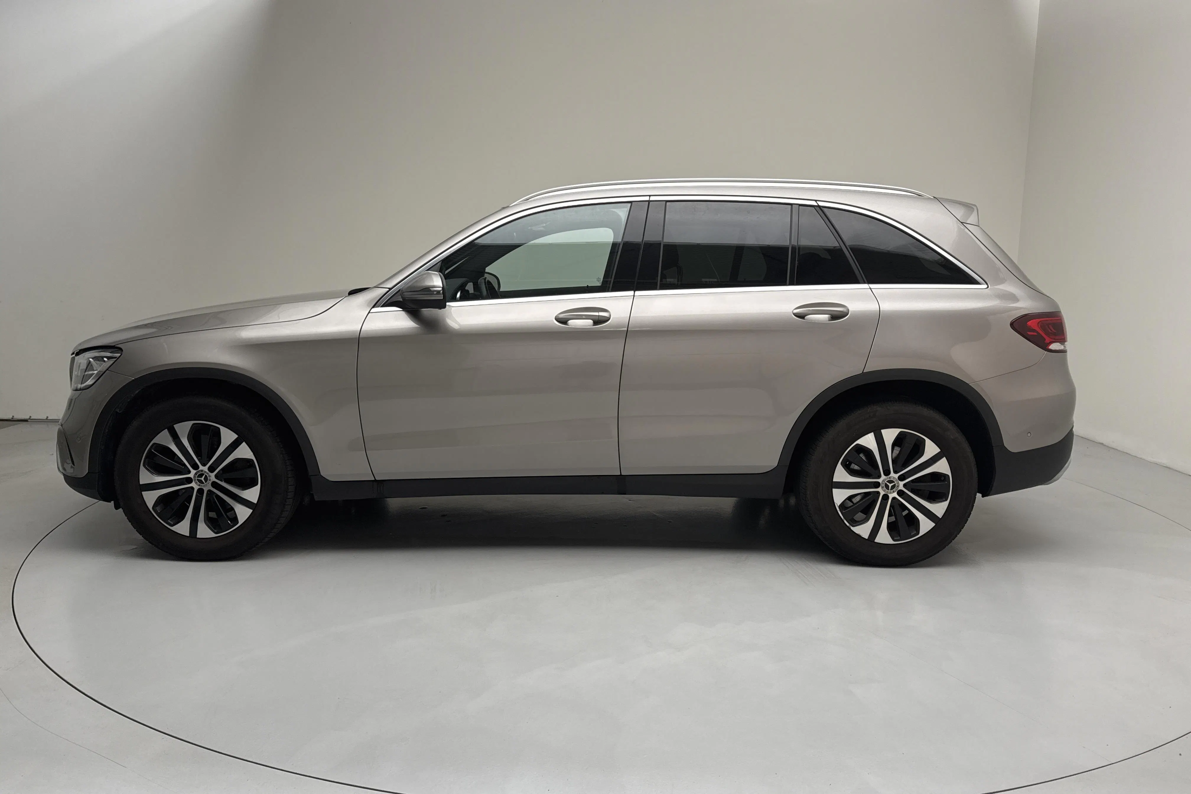 Presentationsfoto 2 av 18: Mercedes GLC 220 d 4MATIC X253 (194hk) - 10 125 mil - Automat - silver - 2022