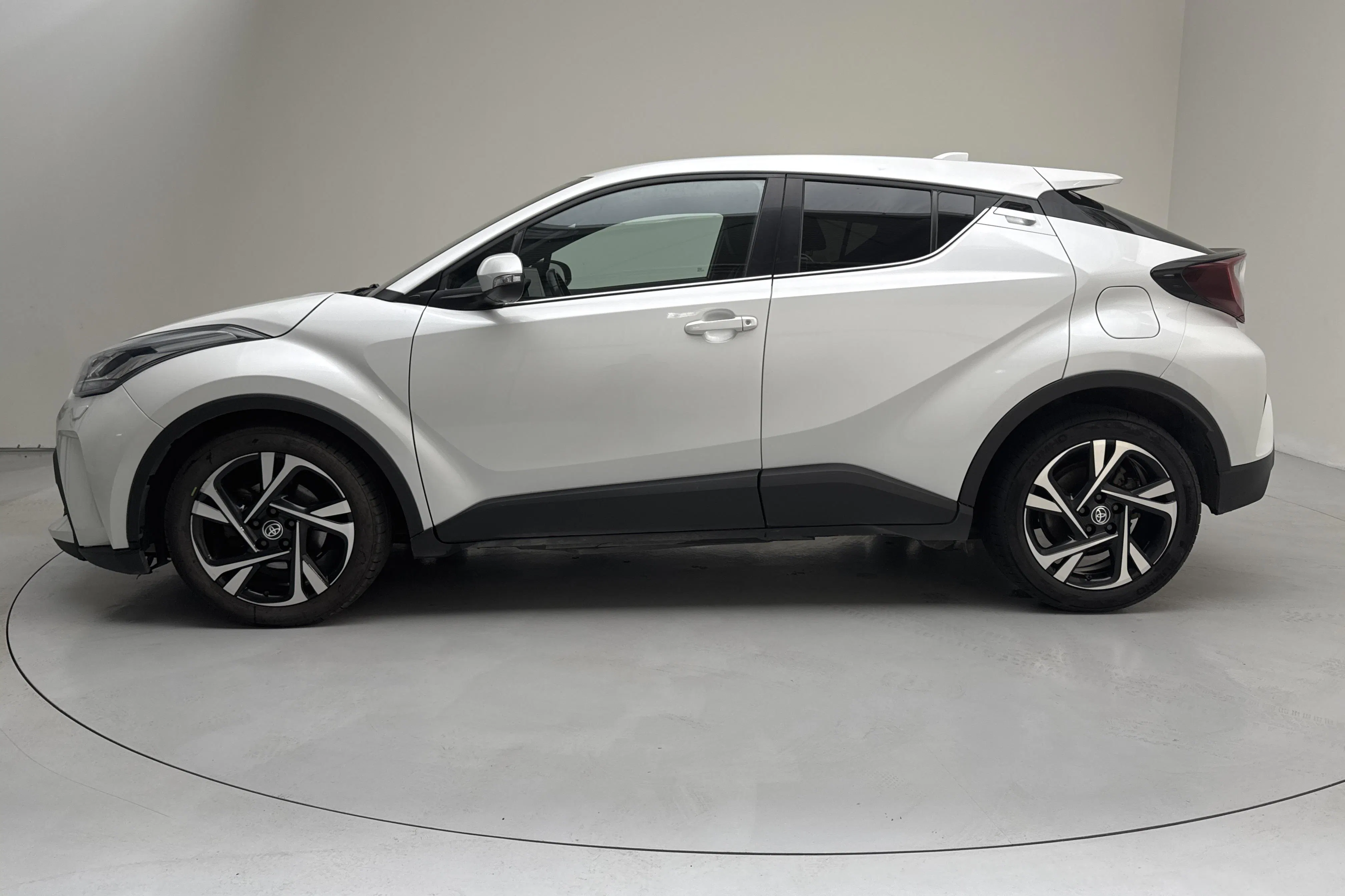 Presentationsfoto 2 av 13: Toyota C-HR 1.8 HSD (122hk) - 8 476 mil - Automat - vit - 2023