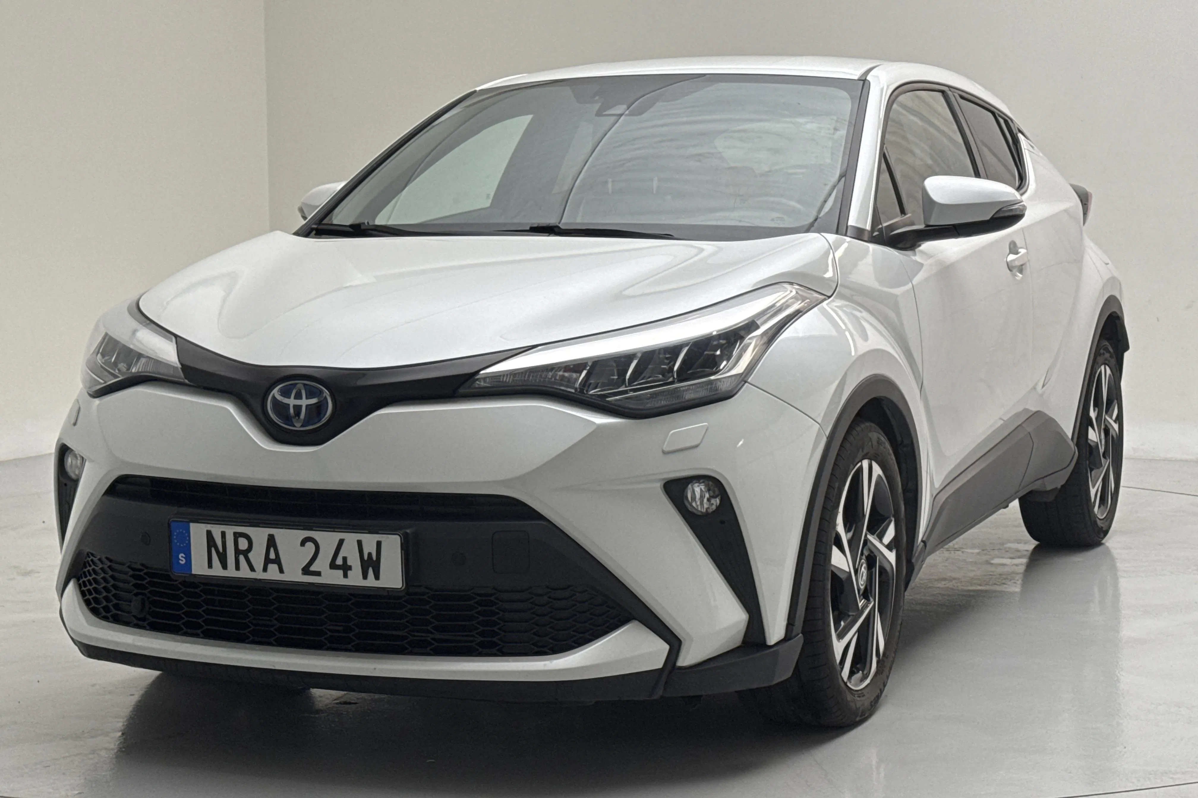 Presentationsfoto 1 av 13: Toyota C-HR 1.8 HSD (122hk) - 8 476 mil - Automat - vit - 2023