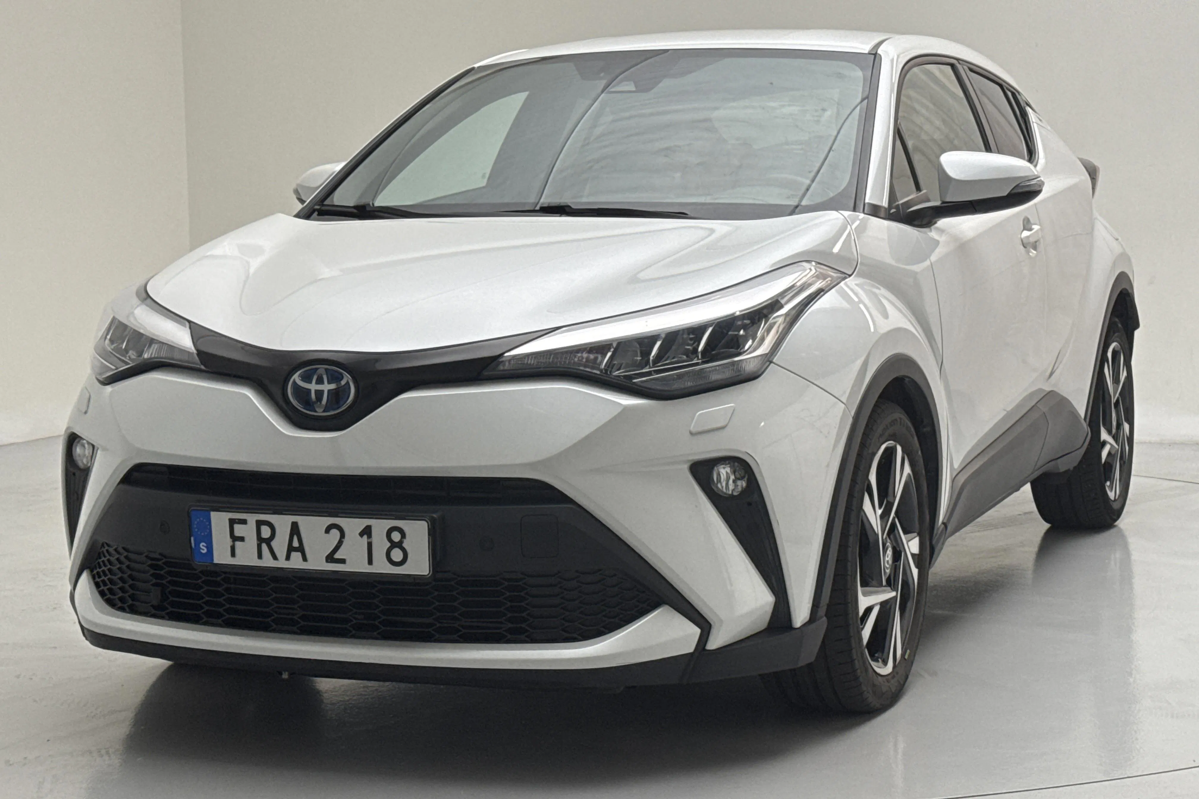 Presentation photo 1 of 13: Toyota C-HR 1.8 HSD (122hk) - 7 249 Scandinavian mile - Automatic - white - 2023