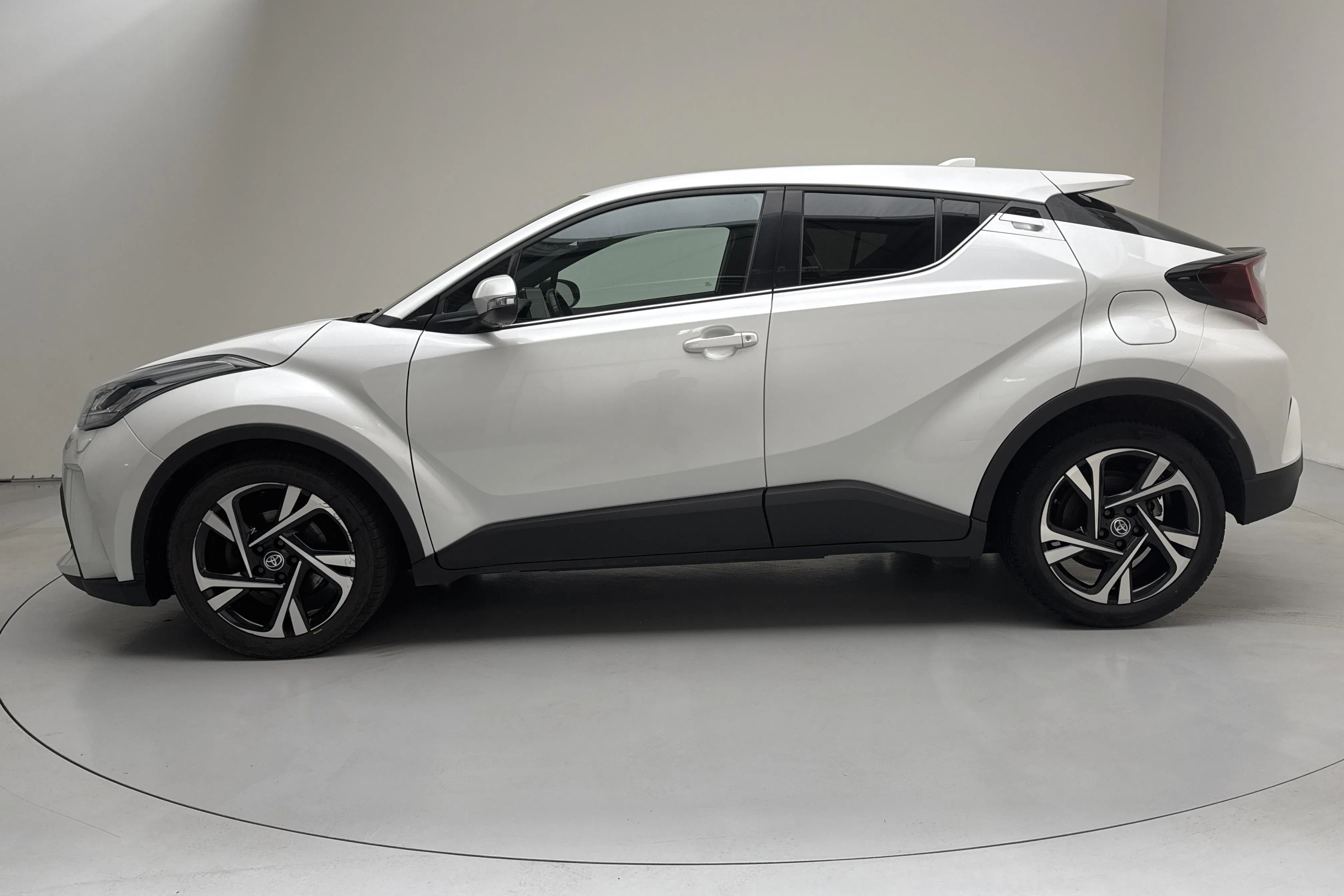 Presentation photo 2 of 13: Toyota C-HR 1.8 HSD (122hk) - 7 249 Scandinavian mile - Automatic - white - 2023