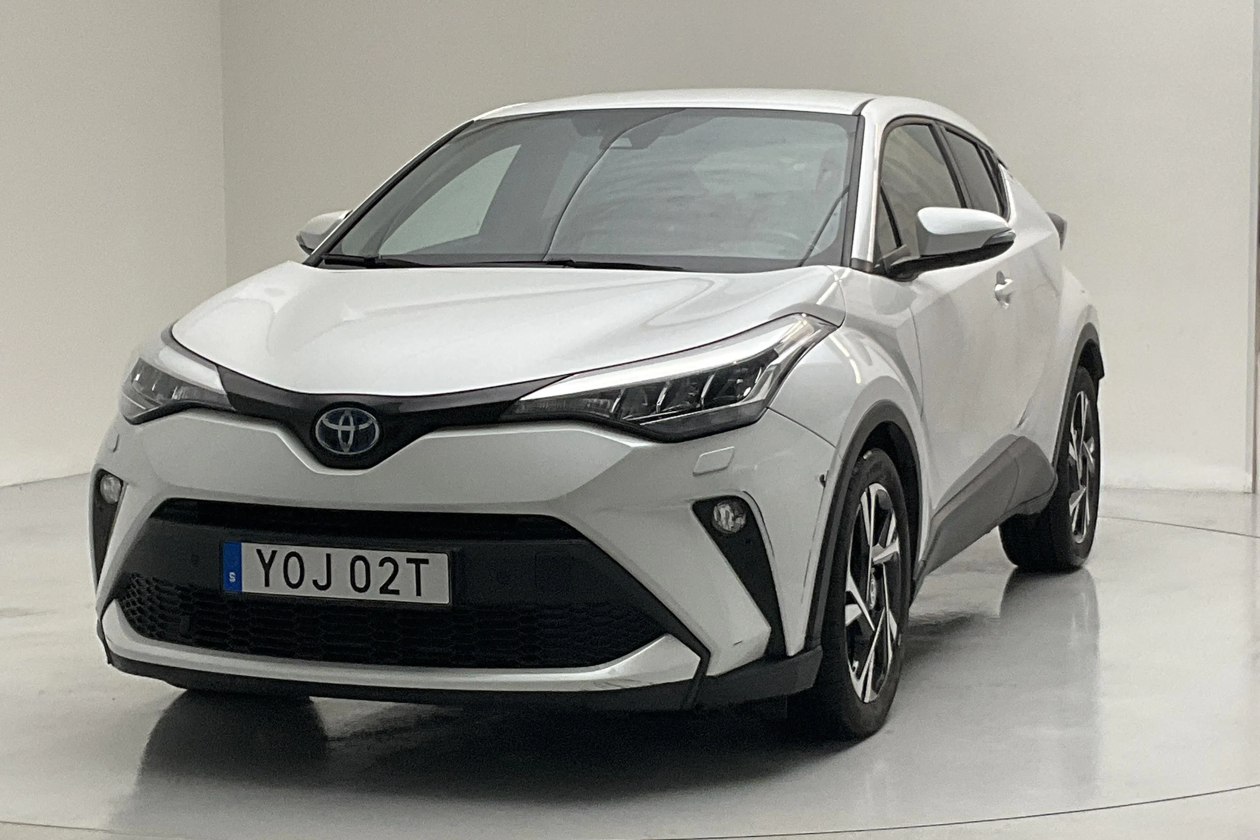 Presentation photo 1 of 13: Toyota C-HR 1.8 HSD (122hk) - 6 974 Scandinavian mile - Automatic - white - 2023