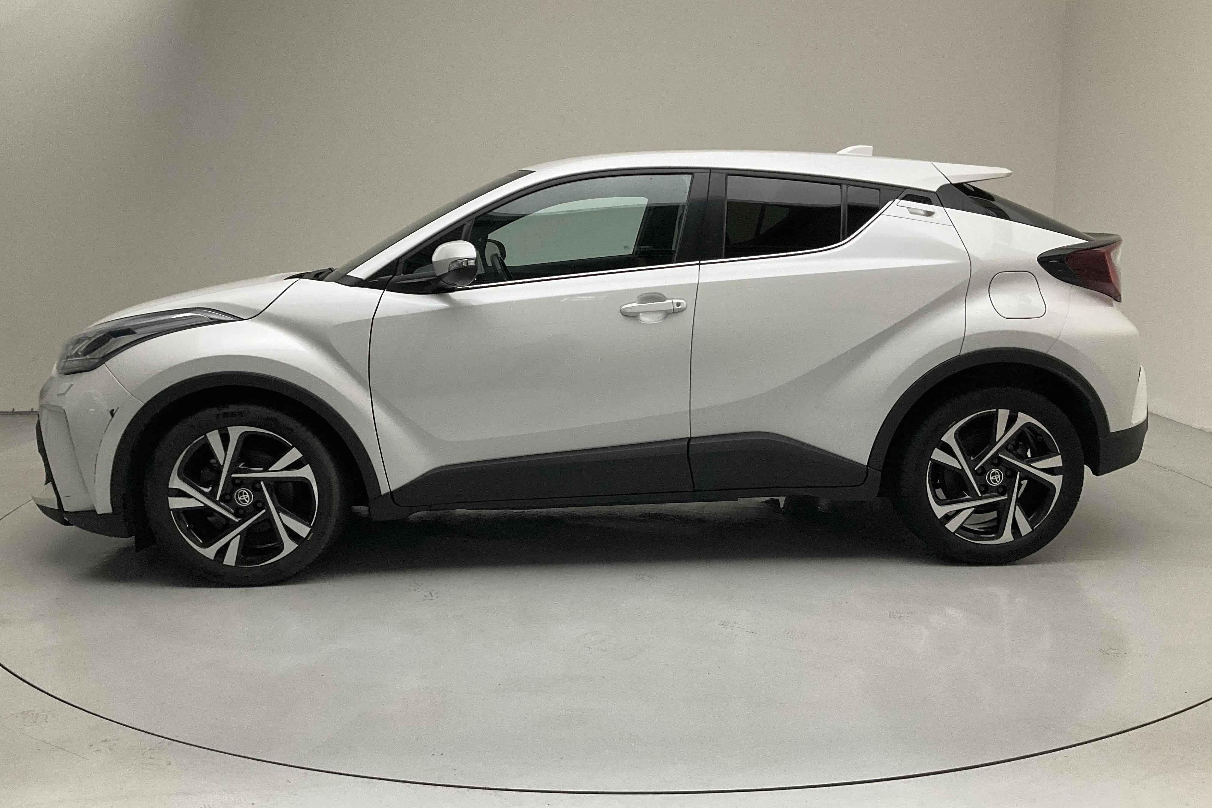 Presentation photo 2 of 13: Toyota C-HR 1.8 HSD (122hk) - 6 974 Scandinavian mile - Automatic - white - 2023