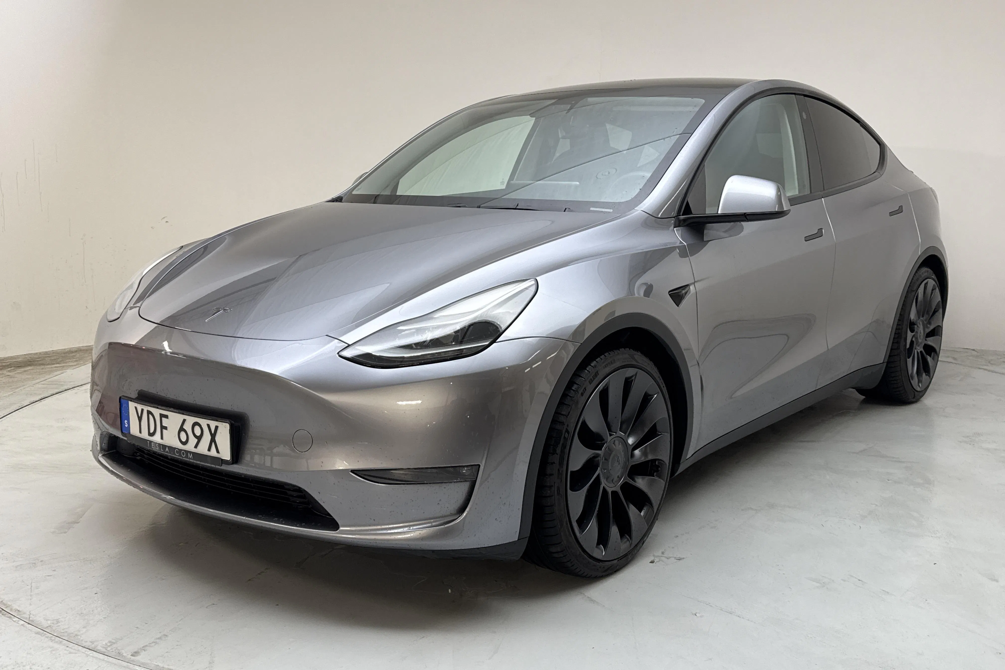 Presentation photo 1 of 19: Tesla Model Y Performance Dual Motor AWD - 5 743 Scandinavian mile - Automatic - gray - 2023