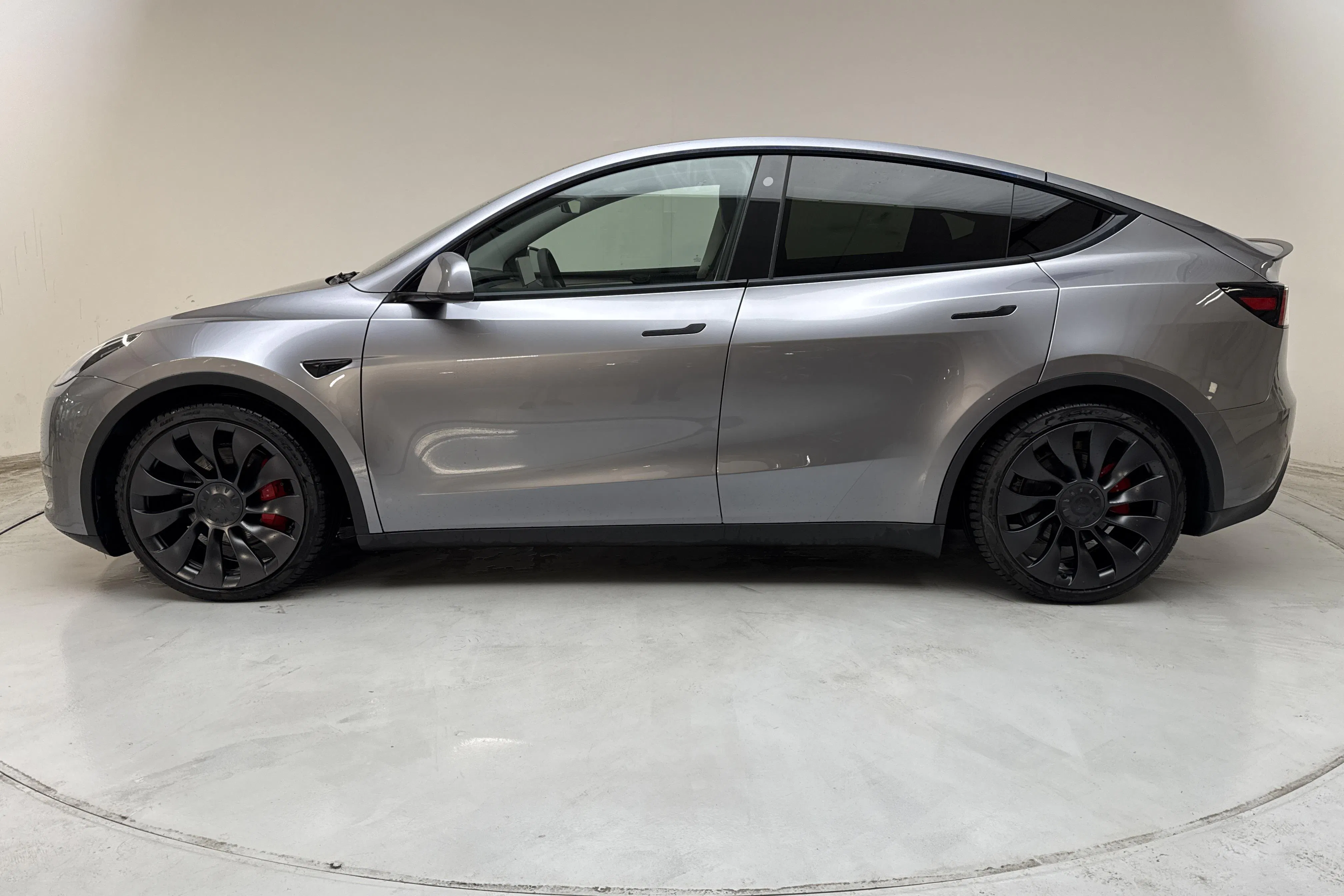 Presentation photo 2 of 19: Tesla Model Y Performance Dual Motor AWD - 5 743 Scandinavian mile - Automatic - gray - 2023