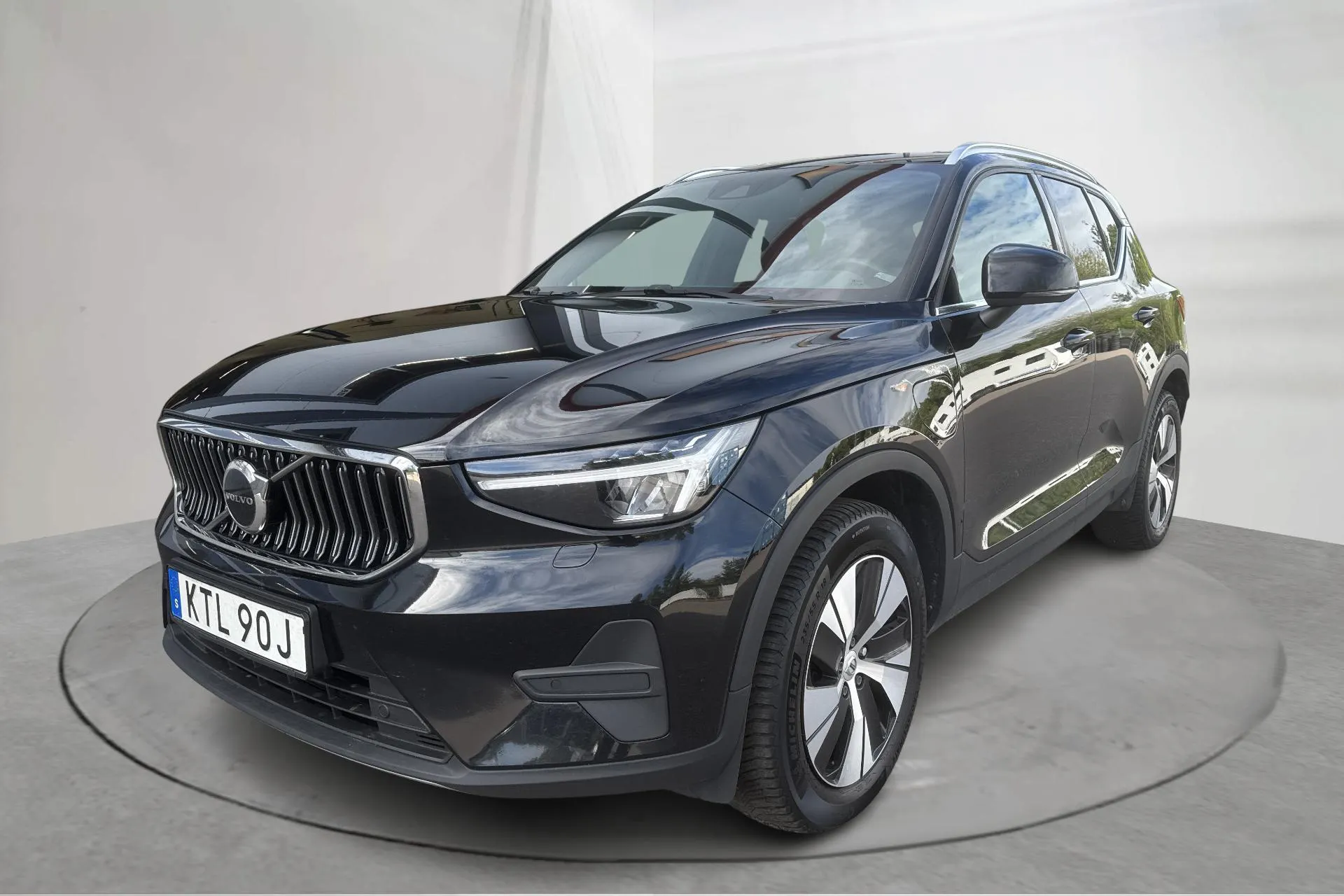 Presentationsfoto 1 av 19: Volvo XC40 T4 2WD Twin Engine (211hk) - 11 389 mil - Automat - svart - 2023