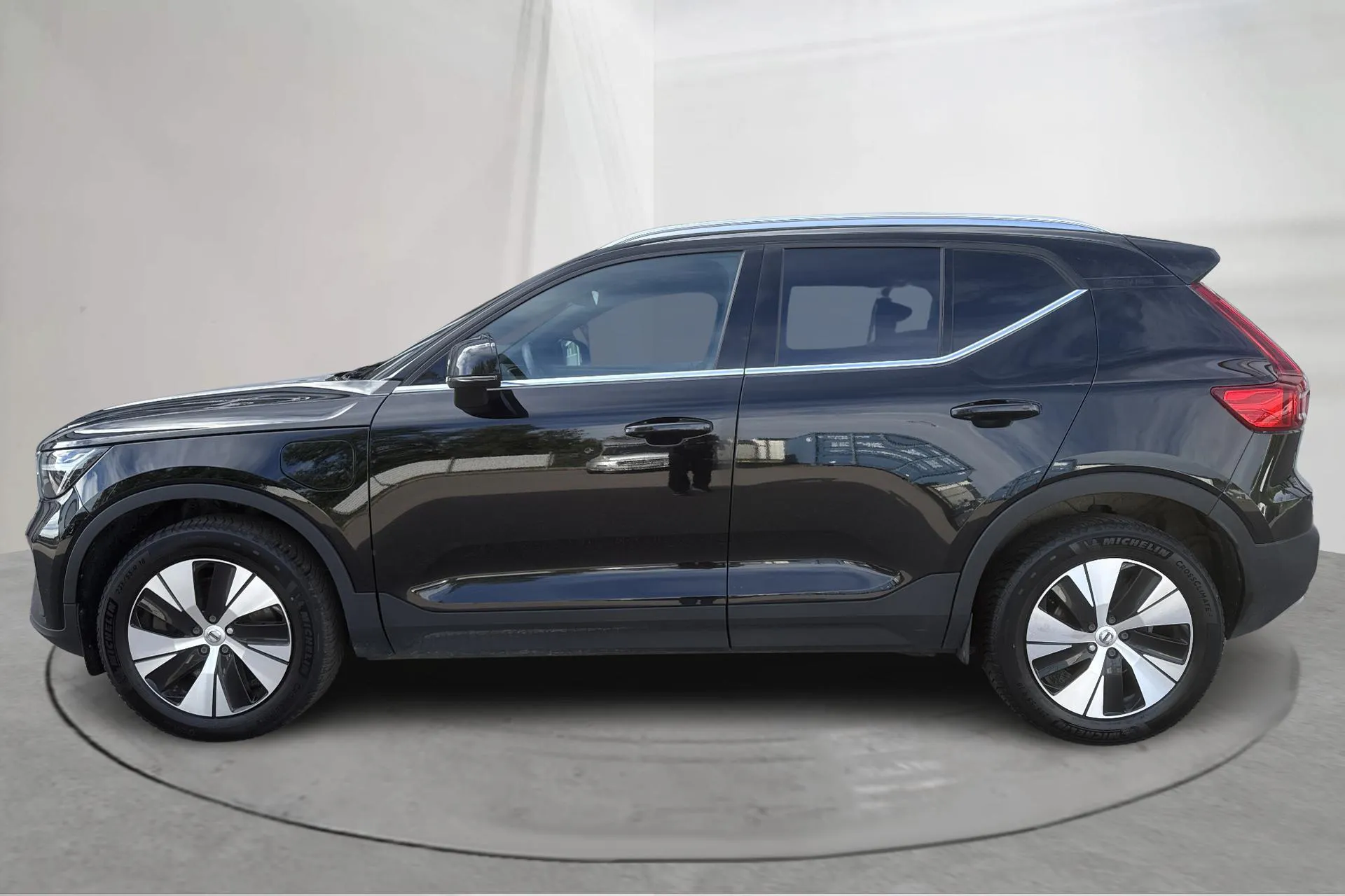 Presentationsfoto 2 av 19: Volvo XC40 T4 2WD Twin Engine (211hk) - 11 389 mil - Automat - svart - 2023