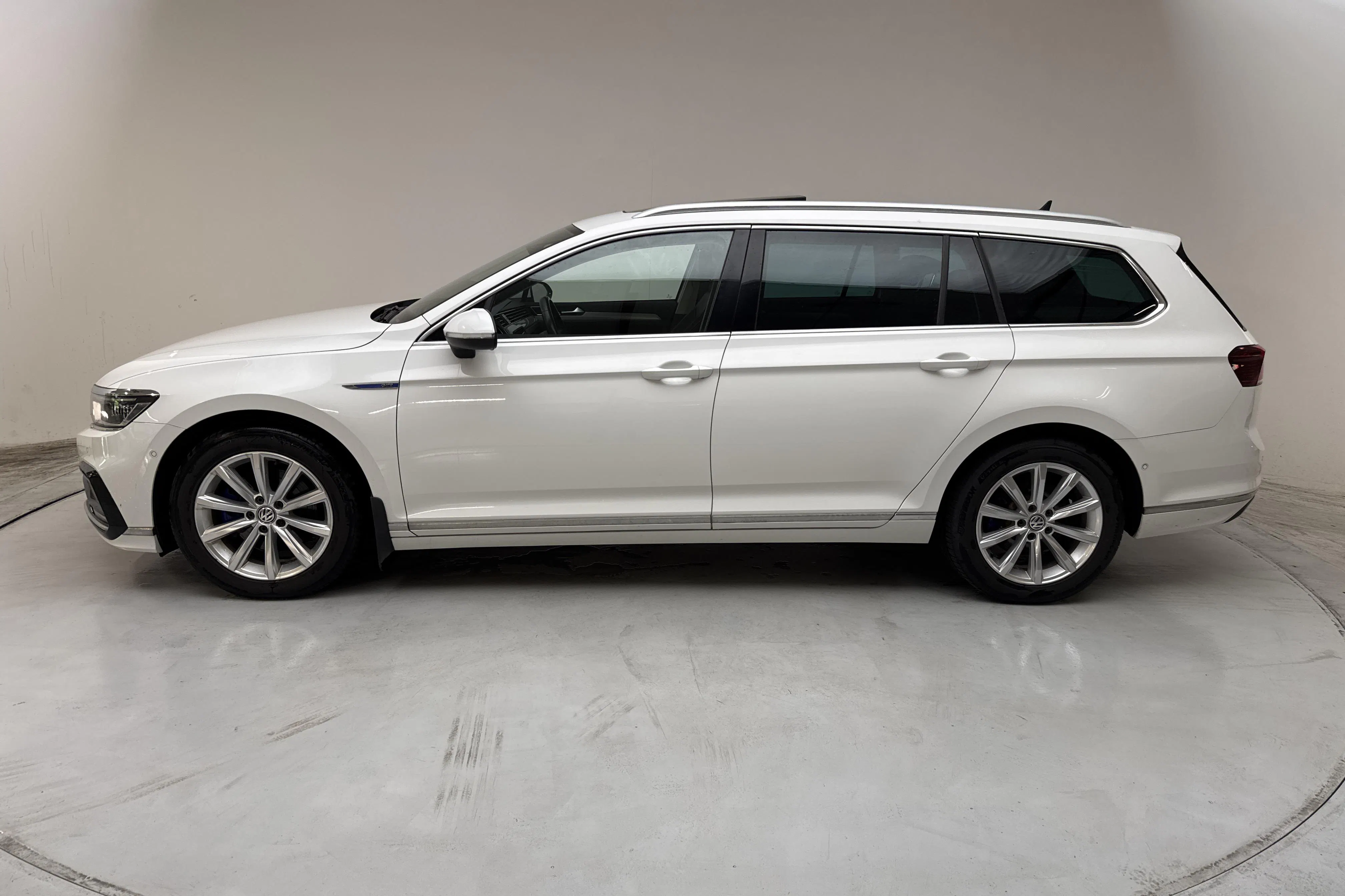 Presentation photo 2 of 18: VW Passat 1.4 GTE Sportscombi (218hk) - 109 750 km - Automatic - white - 2020