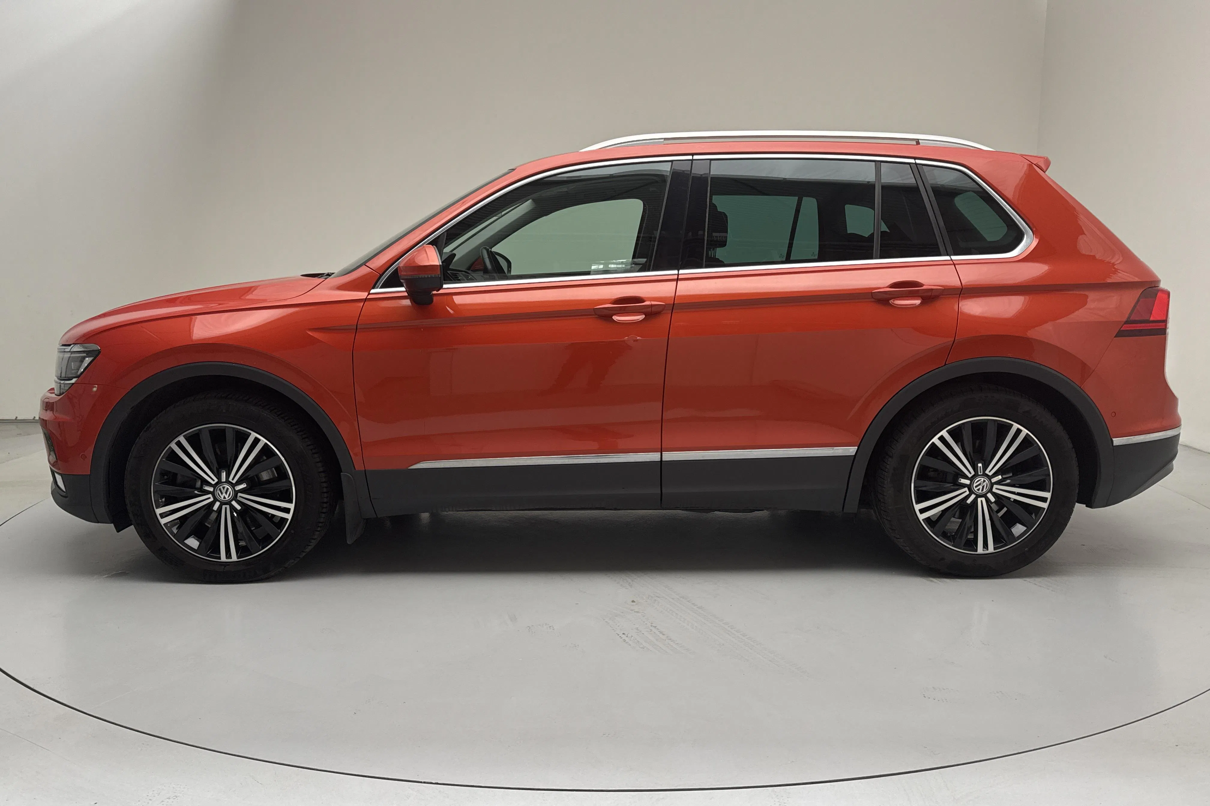 Presentationsfoto 2 av 18: VW Tiguan 2.0 TDI 4MOTION (190hk) - 17 830 mil - Automat - orange - 2017