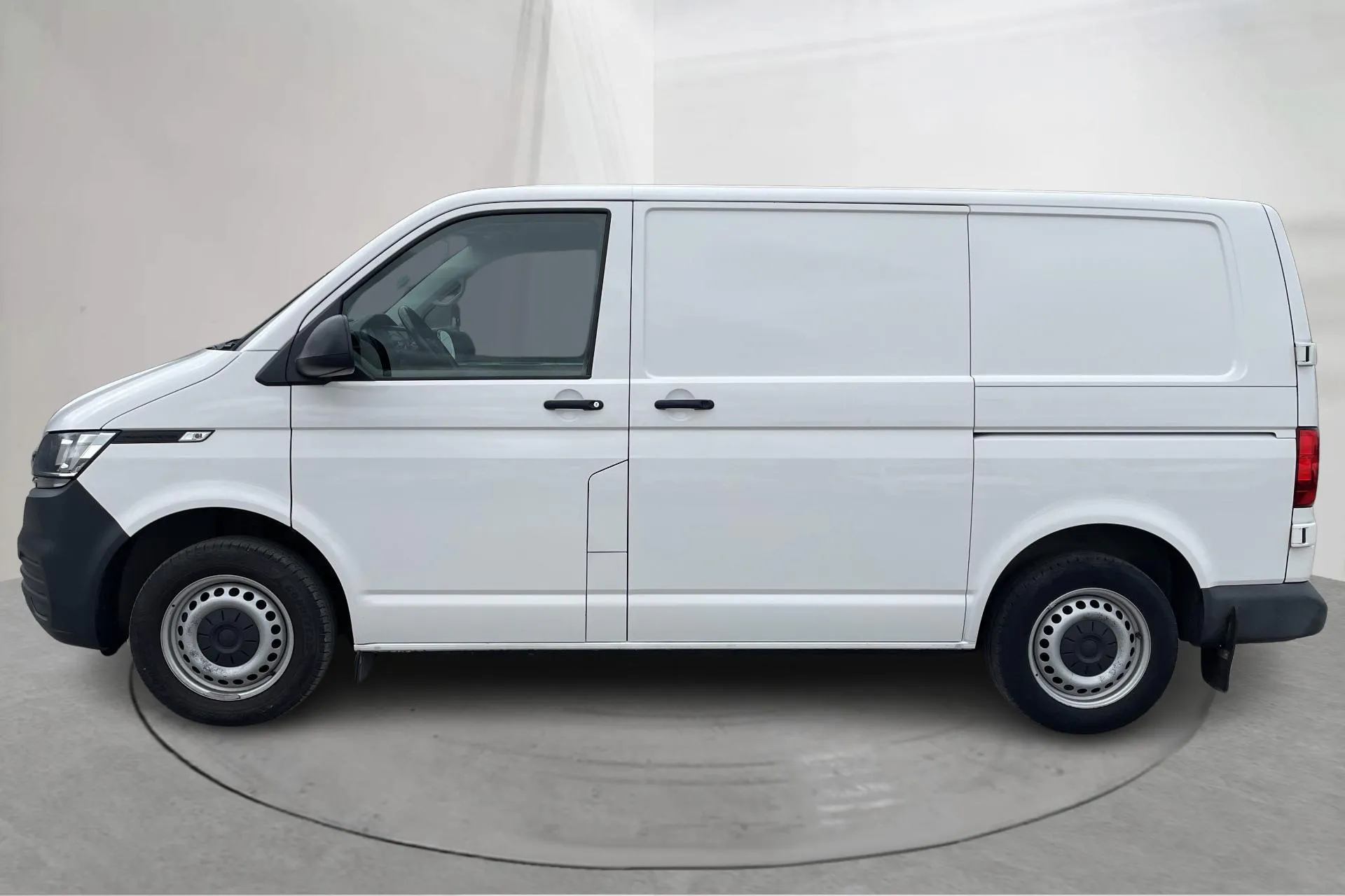 Presentationsfoto 2 av 20: VW Transporter T6.1 2.0 TDI BMT Skåp (150hk) - 15 777 mil - Automat - vit - 2020