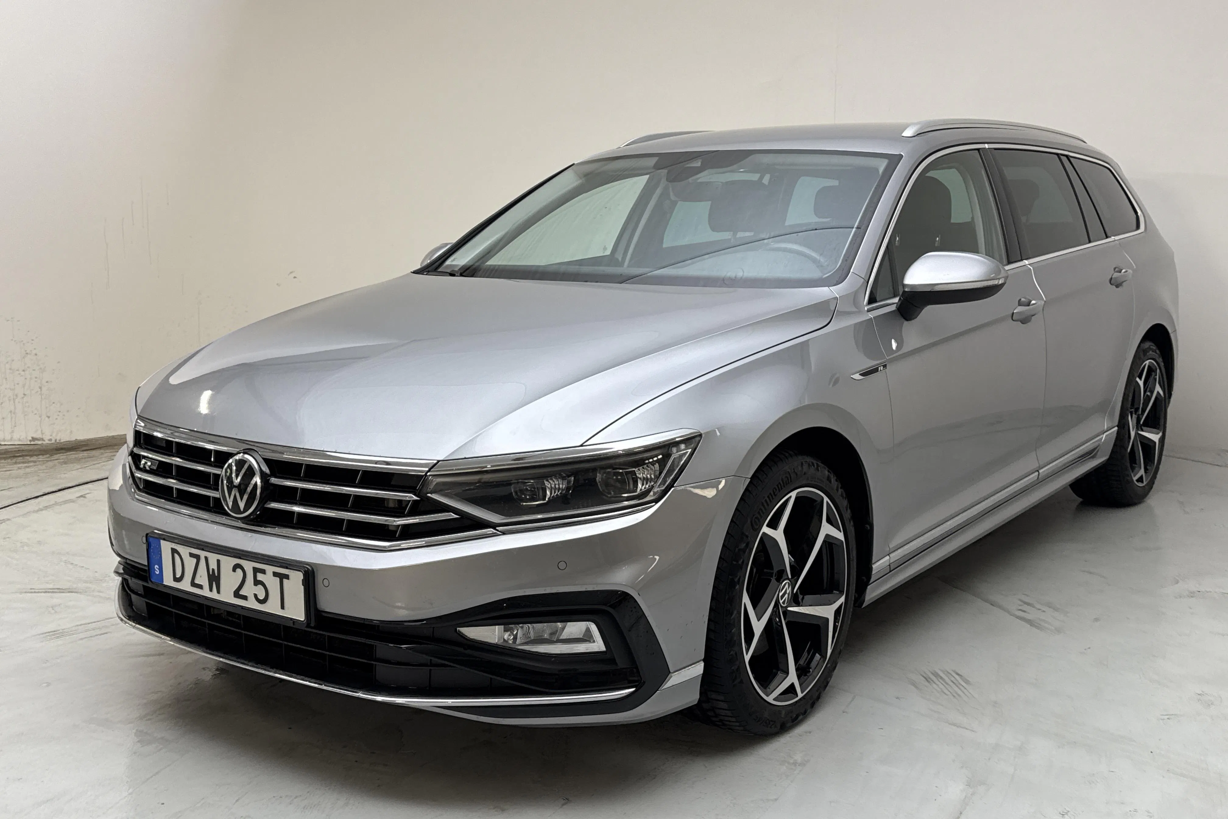 Presentation photo 1 of 15: VW Passat 2.0 TDI Sportscombi 4Motion (200hk) - 144 170 km - Automatic - silver - 2022