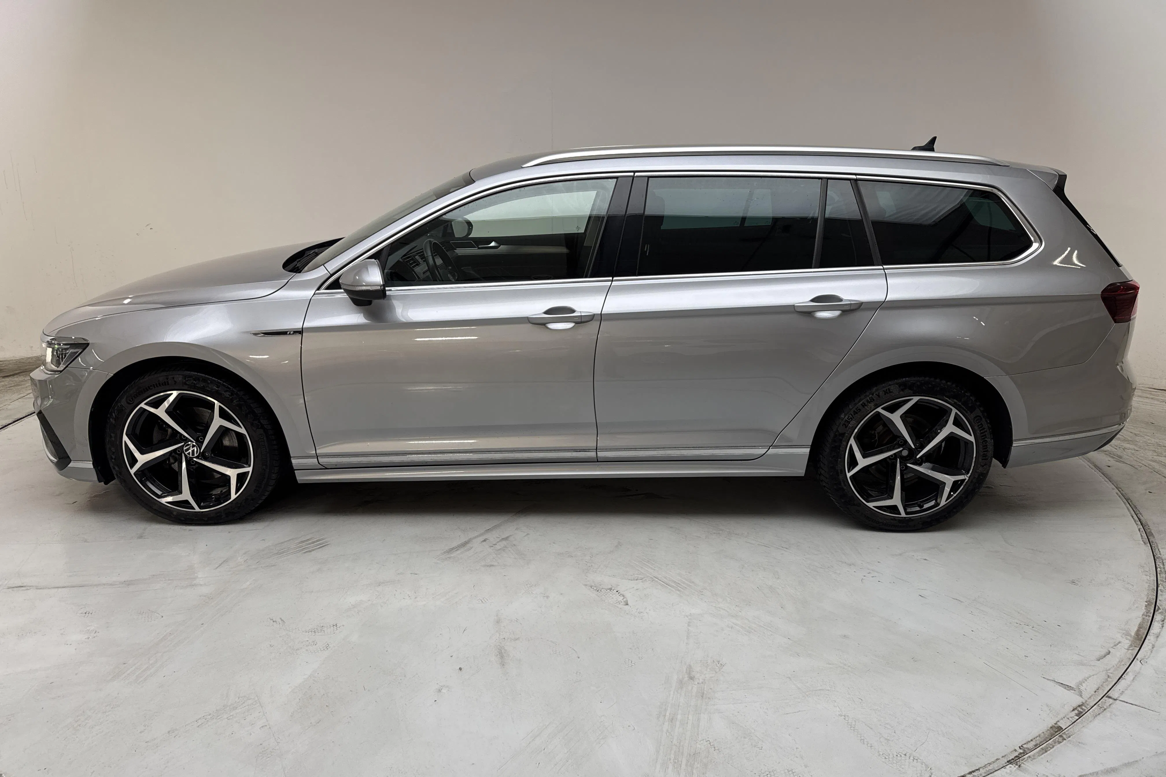 Presentation photo 2 of 15: VW Passat 2.0 TDI Sportscombi 4Motion (200hk) - 144 170 km - Automatic - silver - 2022