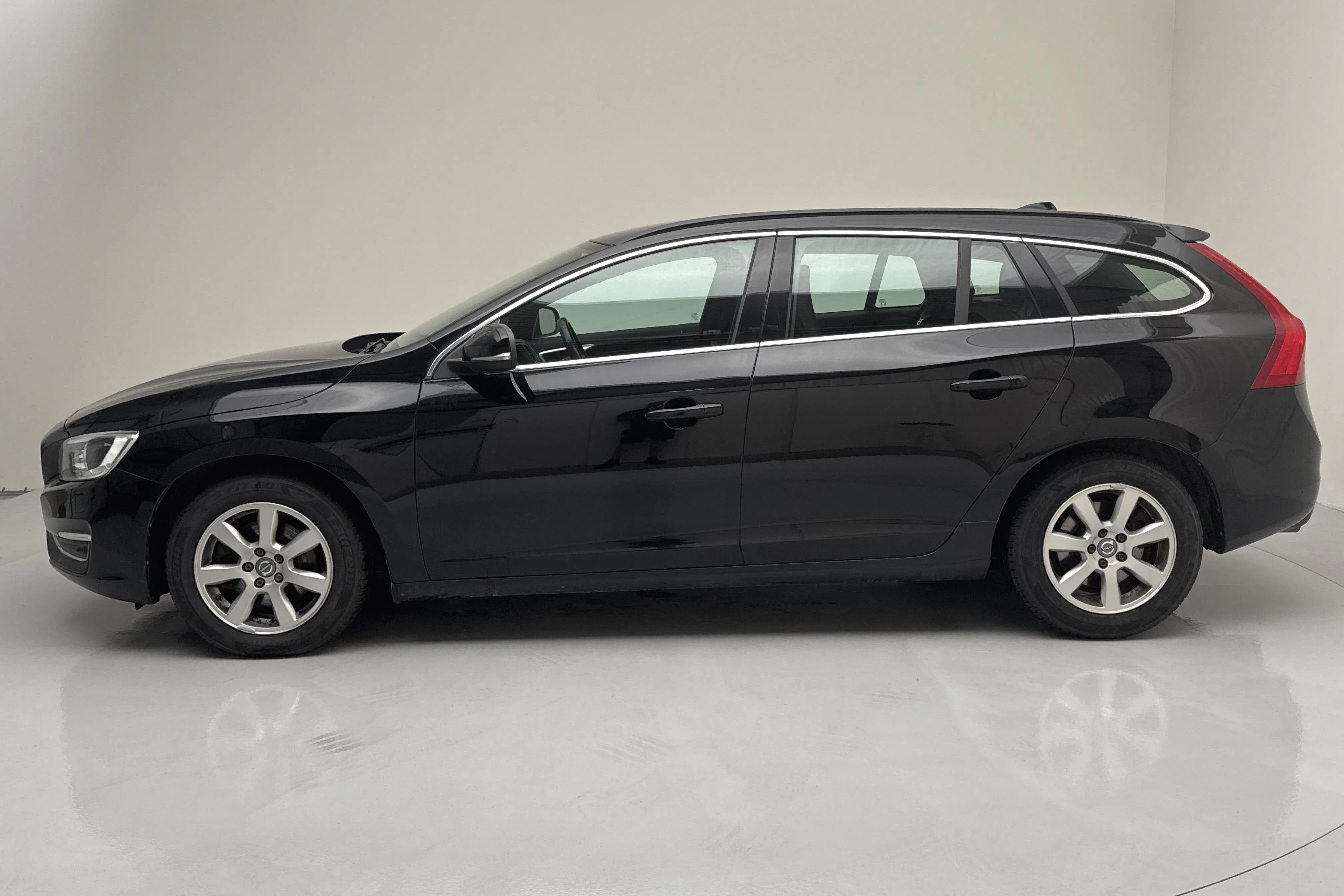 Presentation photo 2 of 15: Volvo V60 D3 (150hk) - 187 690 km - Manual - black - 2016