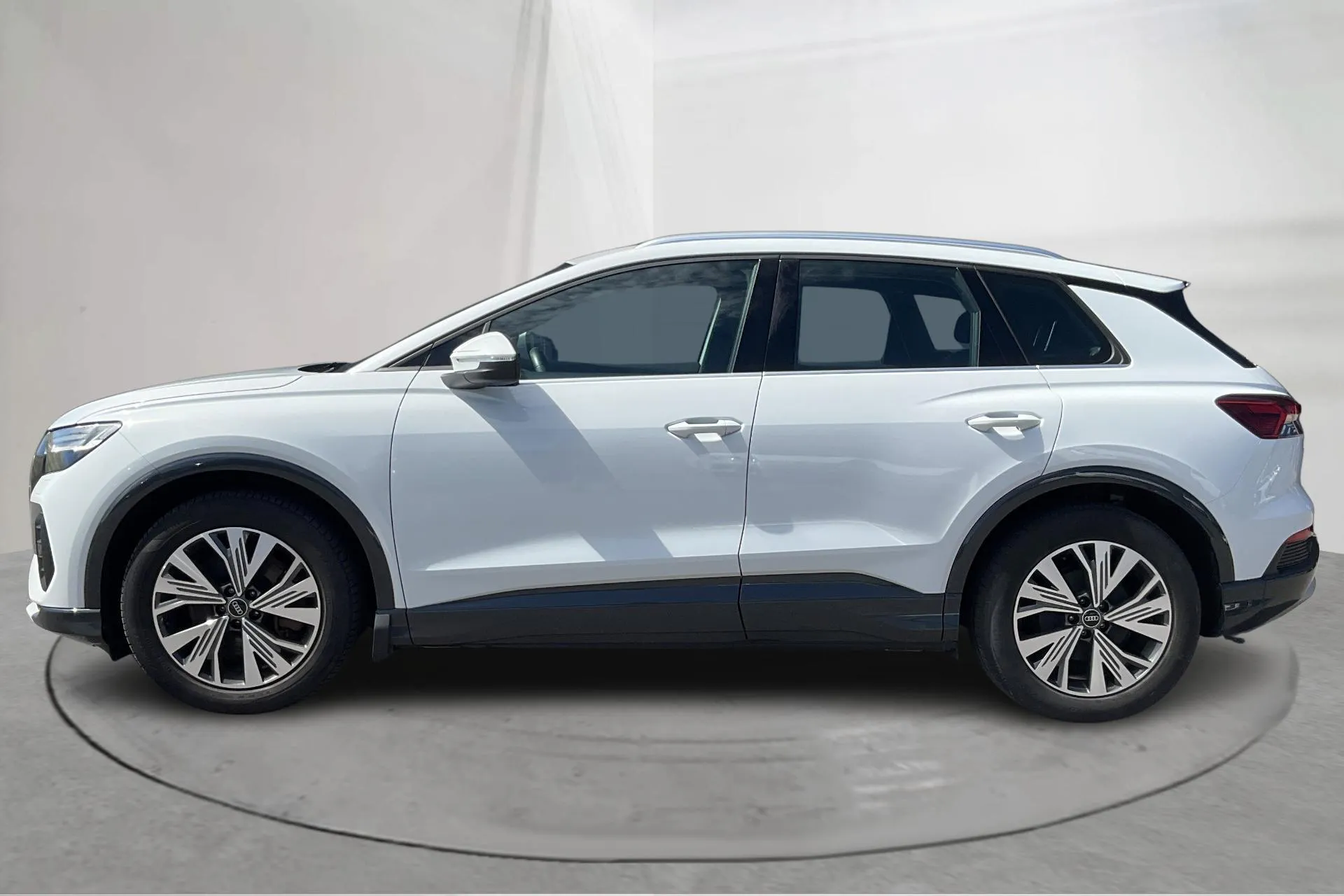 Presentation photo 2 of 21: Audi Q4 40 e-tron 77kWh (204hk) - 103 280 km - Automatic - white - 2023