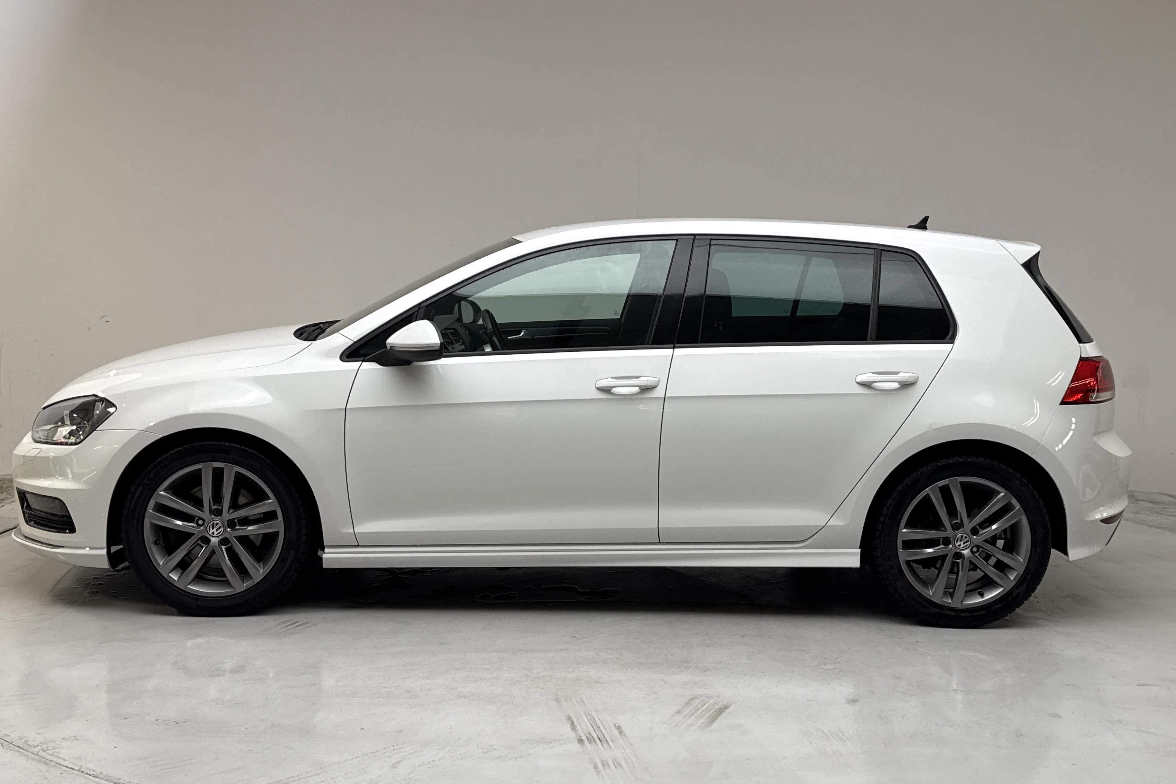 Presentationsfoto 2 av 12: VW Golf VII 1.4 TSI 5dr (150hk) - 13 489 mil - Manuell - vit - 2017