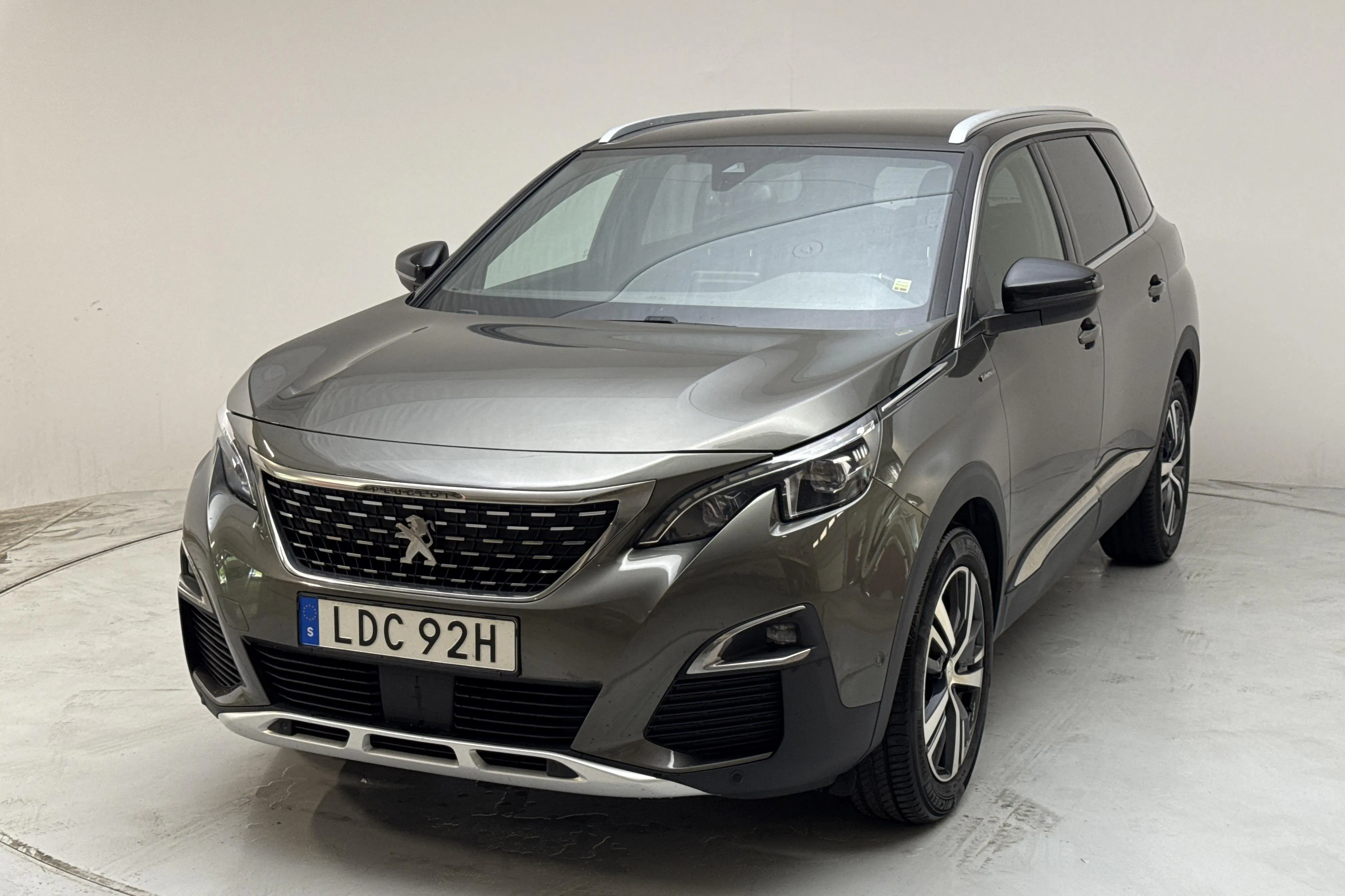 Presentation photo 1 of 14: Peugeot 5008 1.2 PureTech (130hk) - 152 340 km - Automatic - gray - 2019