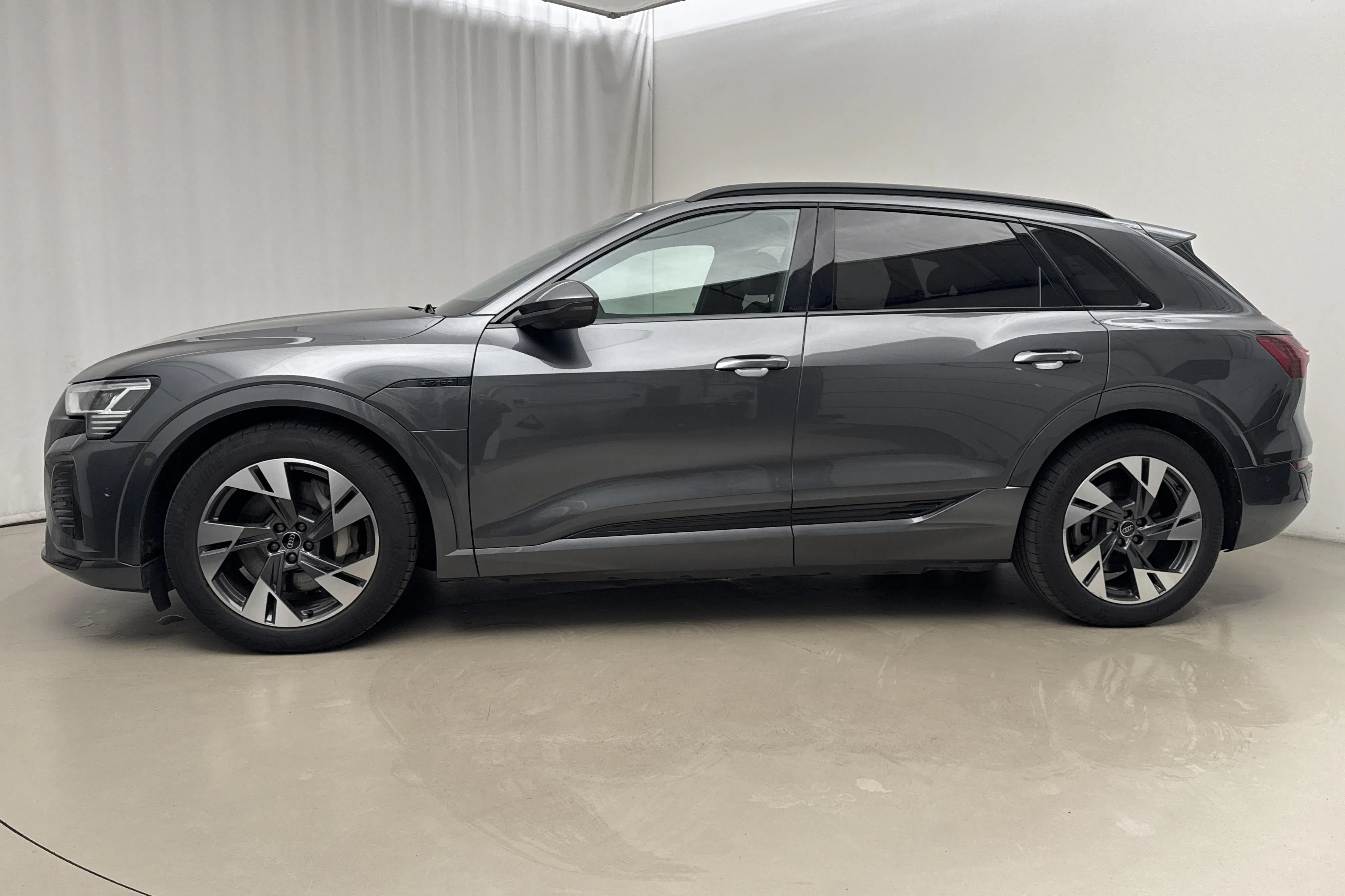 Presentation photo 2 of 26: Audi Q8 55 e-tron quattro (408hk) - 48 930 km - Automatic - gray - 2024
