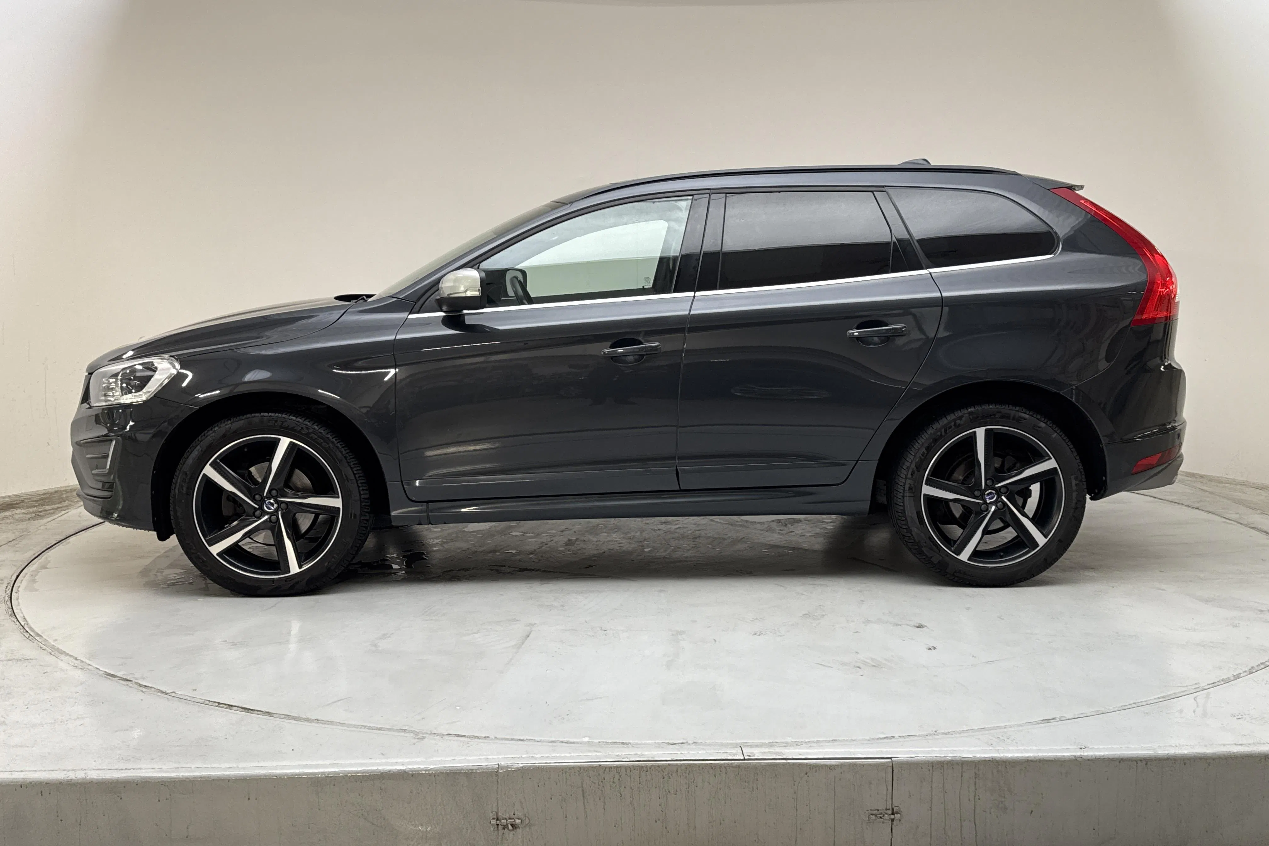 Presentationsfoto 2 av 17: Volvo XC60 D4 AWD (190hk) - 16 258 mil - Automat - grå - 2016