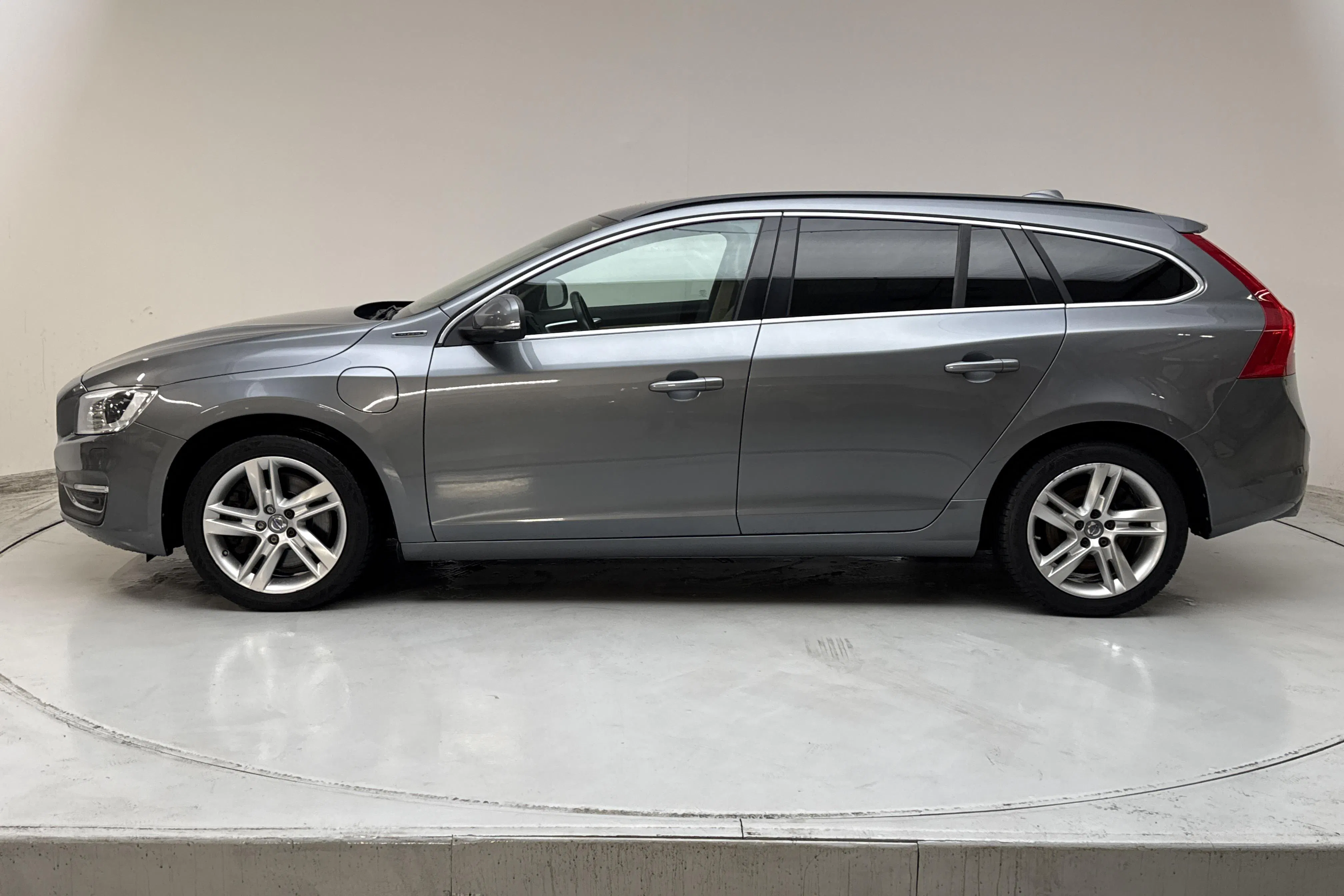 Presentation photo 2 of 19: Volvo V60 D5 AWD Twin Engine (163hk) - 150 050 km - Automatic - gray - 2018