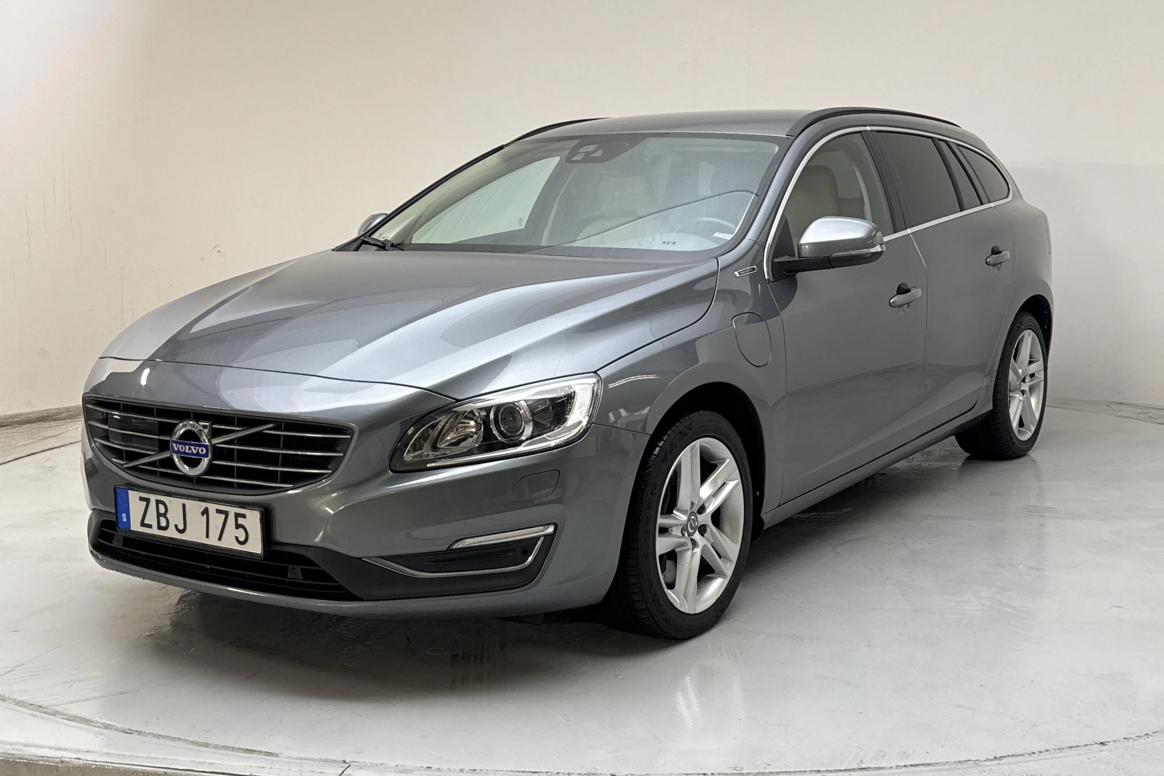 Presentation photo 1 of 19: Volvo V60 D5 AWD Twin Engine (163hk) - 150 050 km - Automatic - gray - 2018