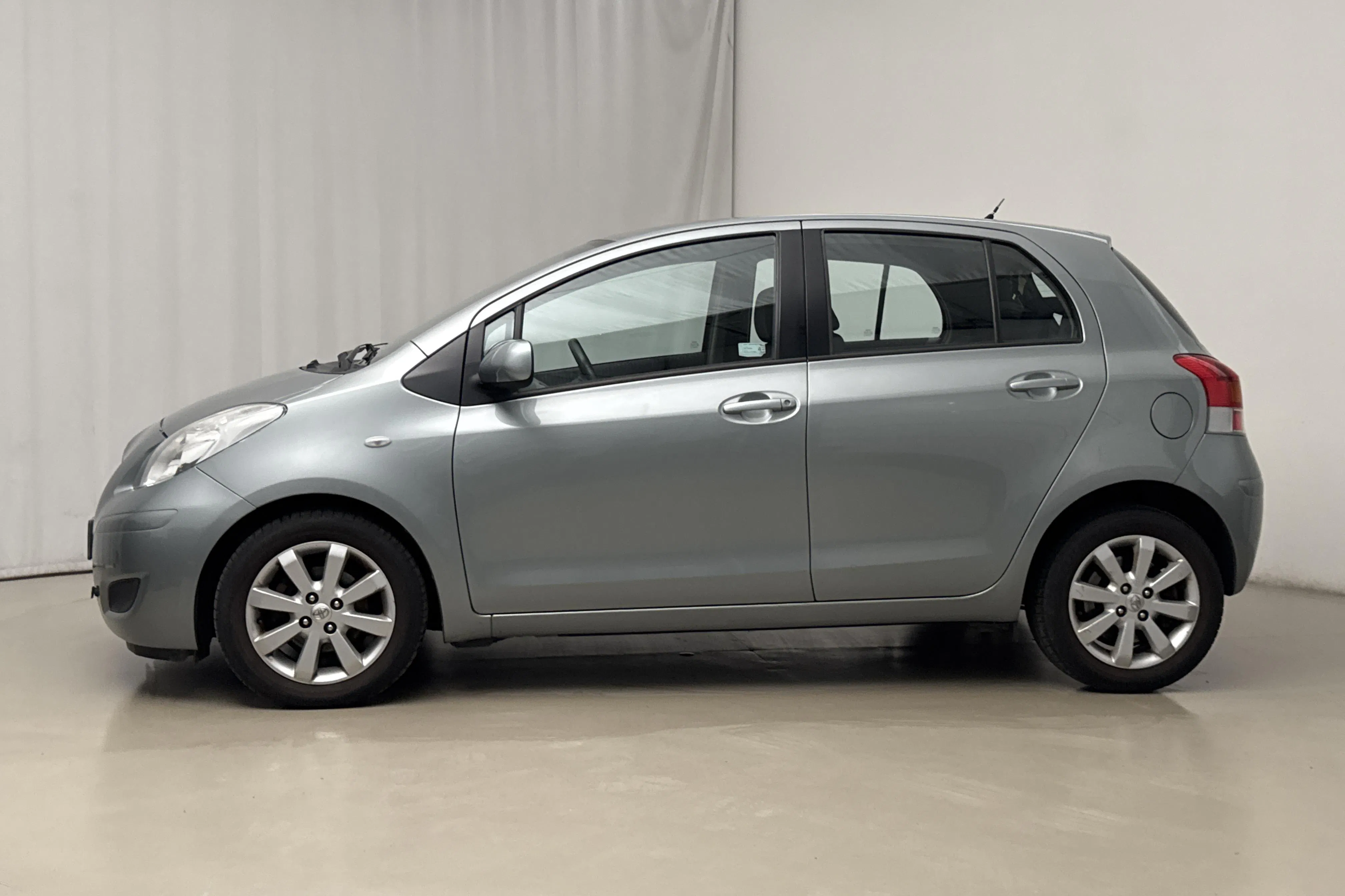 Presentation photo 2 of 15: Toyota Yaris 1.33 5dr (100hk) - 74 850 km - Automatic - gray - 2010