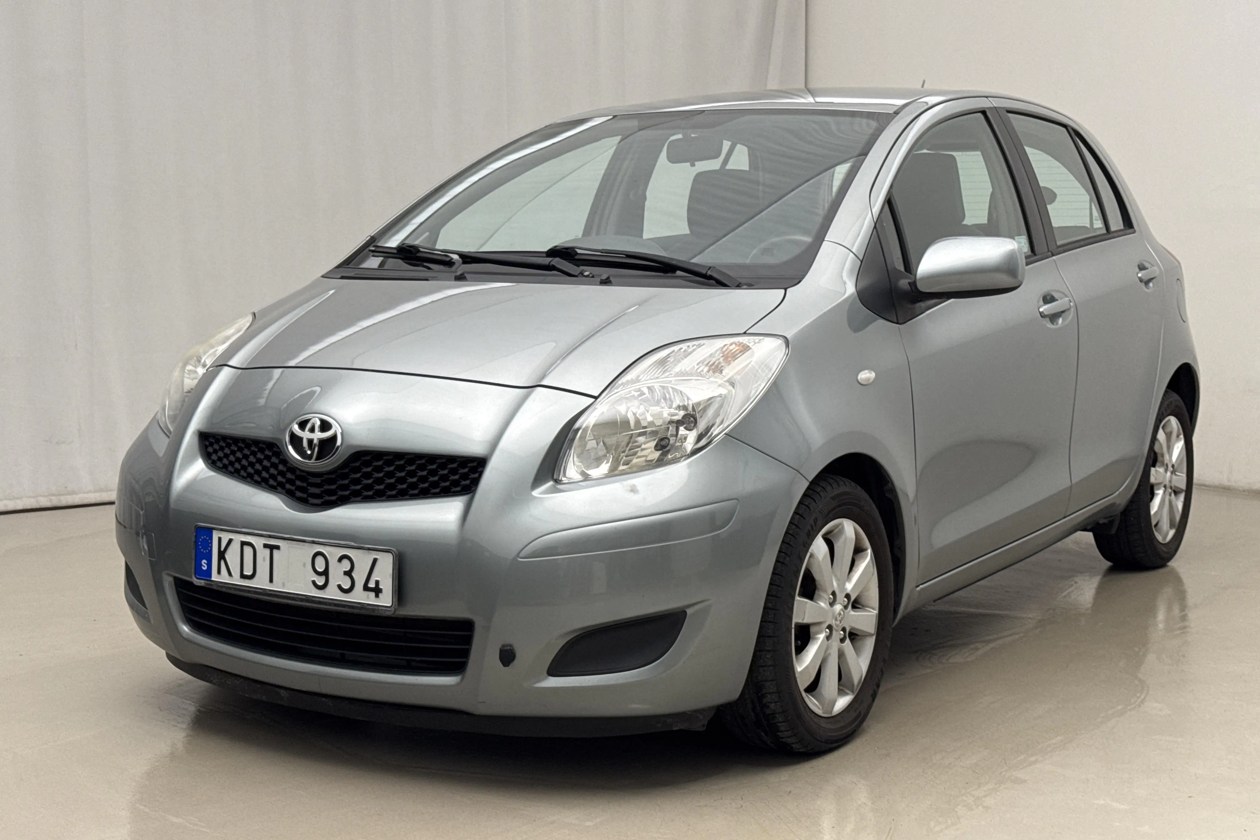 Presentation photo 1 of 15: Toyota Yaris 1.33 5dr (100hk) - 74 850 km - Automatic - gray - 2010