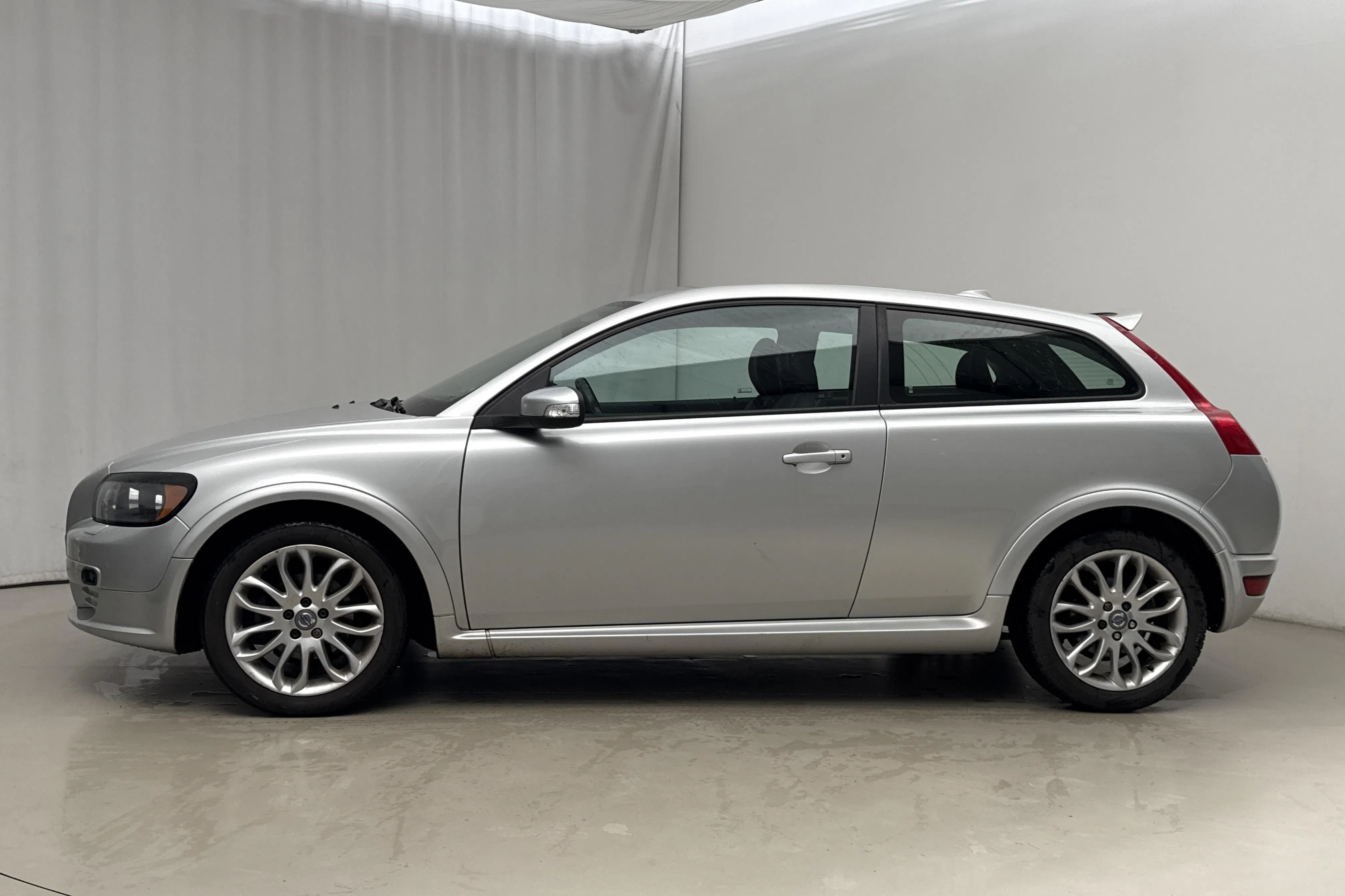 Presentation photo 2 of 15: Volvo C30 1.8 Flexifuel (125hk) - 150 940 km - Manual - light grey - 2008