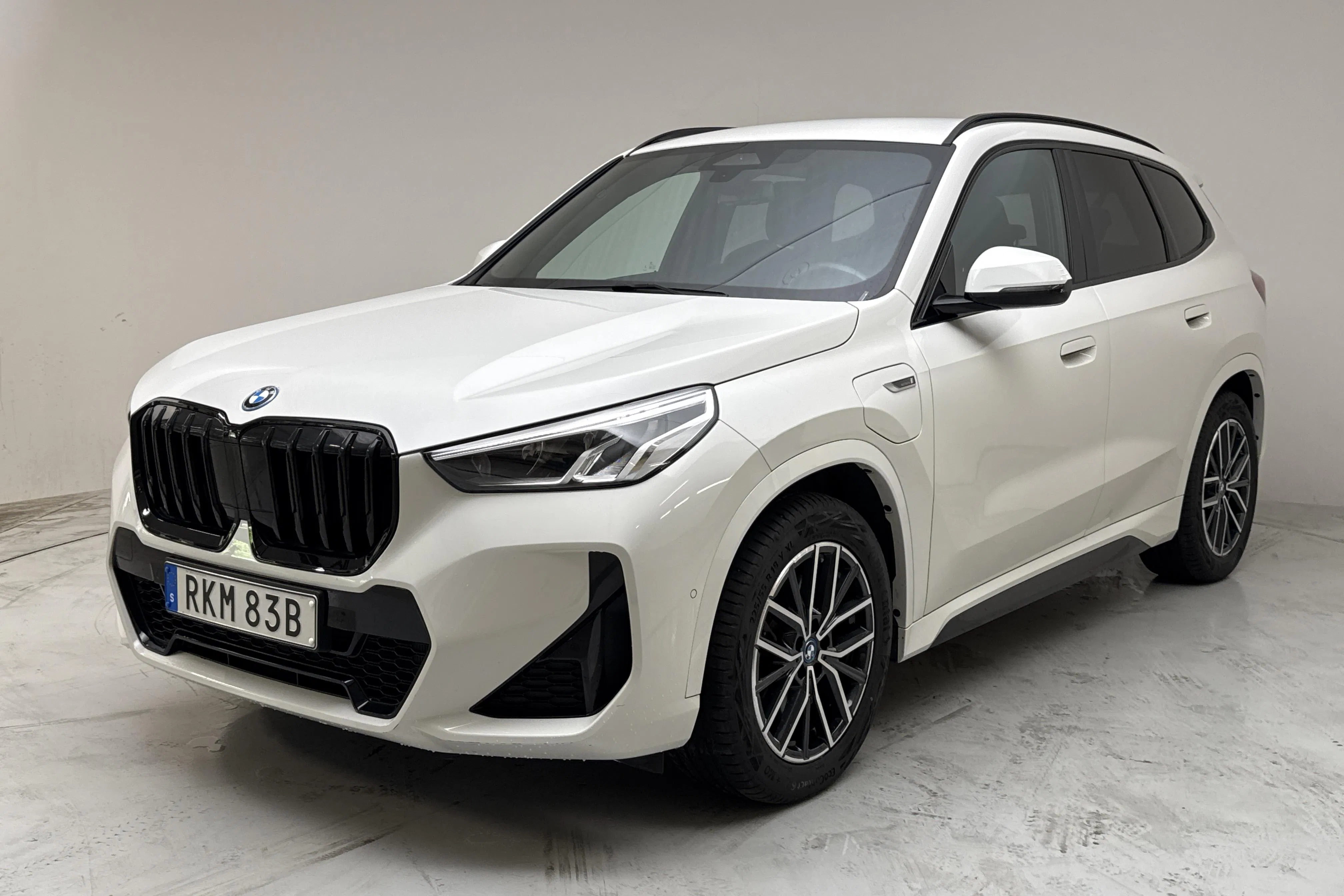 Presentationsfoto 1 av 16: BMW X1 xDrive25e, U11 (245hk) - 7 540 mil - Automat - vit - 2023