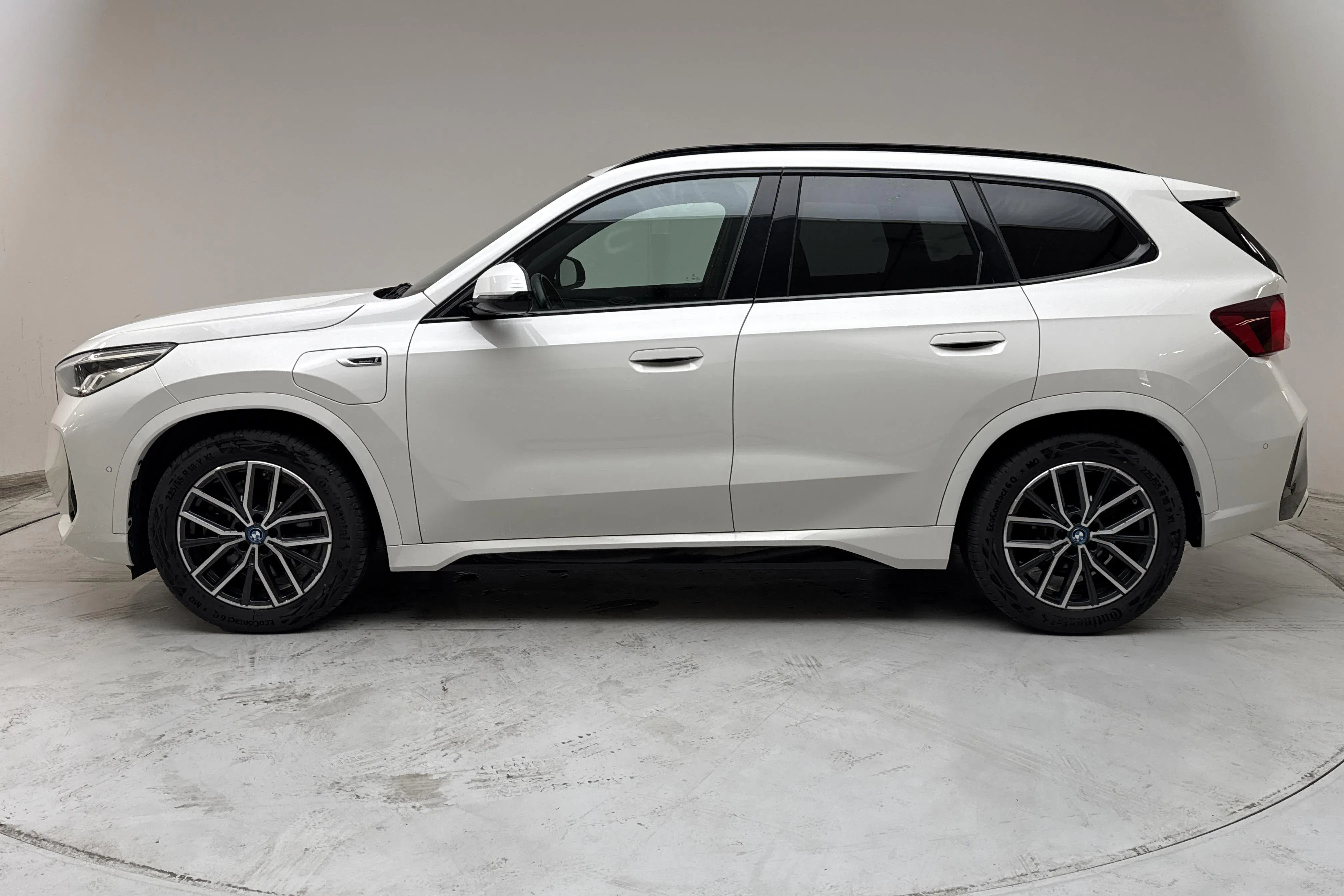 Presentationsfoto 2 av 16: BMW X1 xDrive25e, U11 (245hk) - 7 540 mil - Automat - vit - 2023