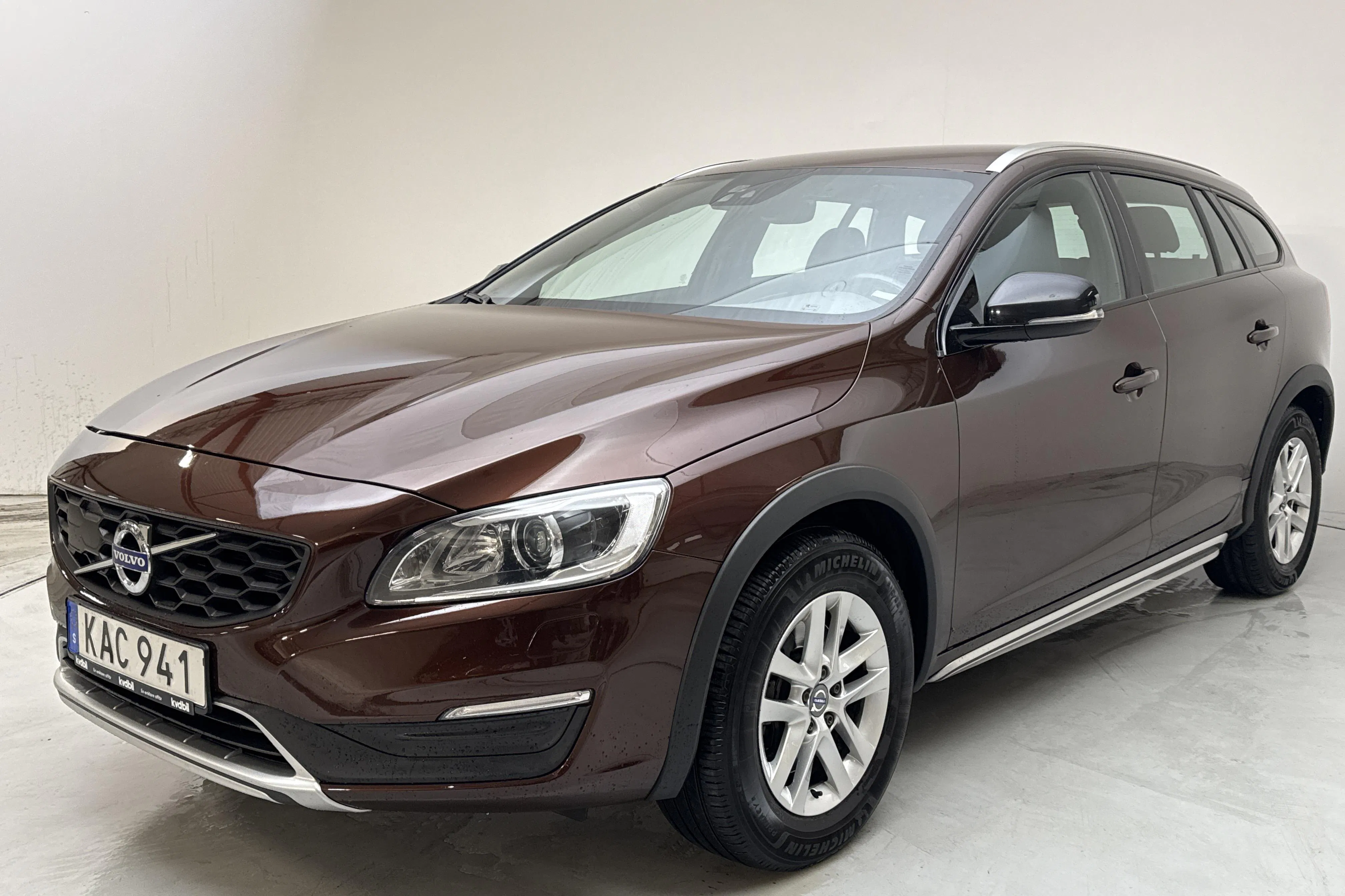 Presentationsfoto 1 av 16: Volvo V60 D4 Cross Country AWD (190hk) - 27 147 mil - Automat - brun - 2016