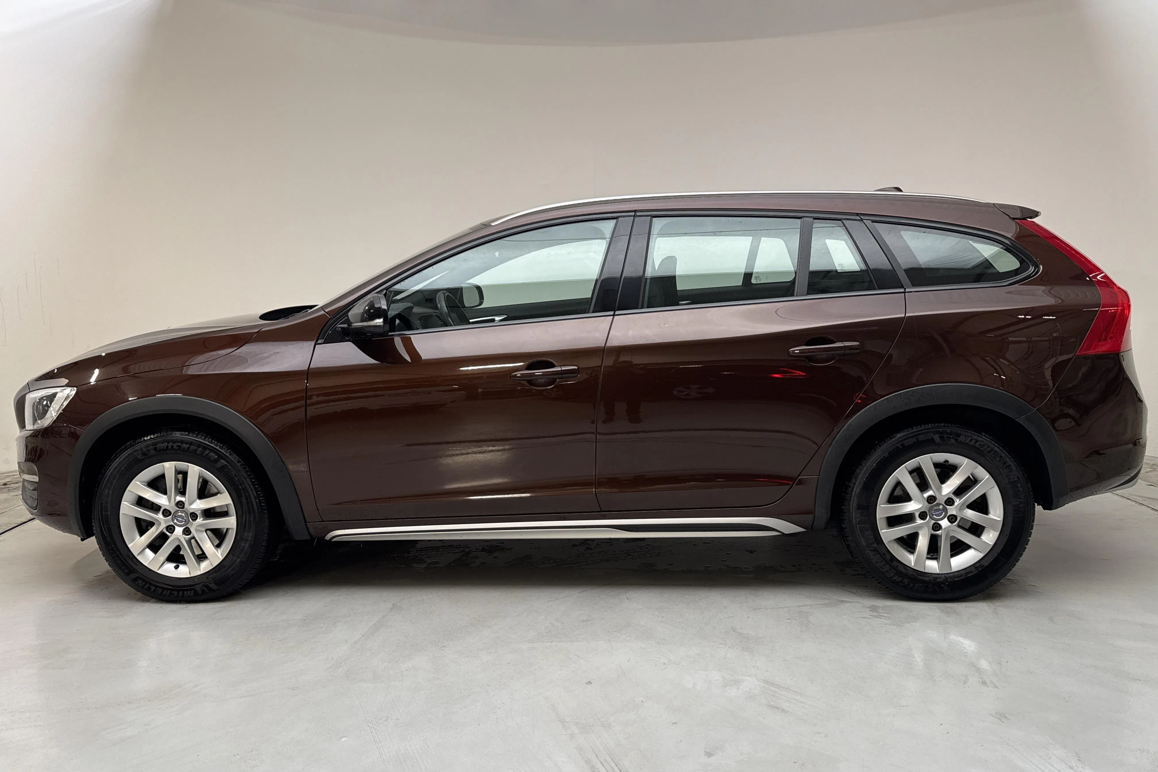 Presentationsfoto 2 av 16: Volvo V60 D4 Cross Country AWD (190hk) - 27 147 mil - Automat - brun - 2016