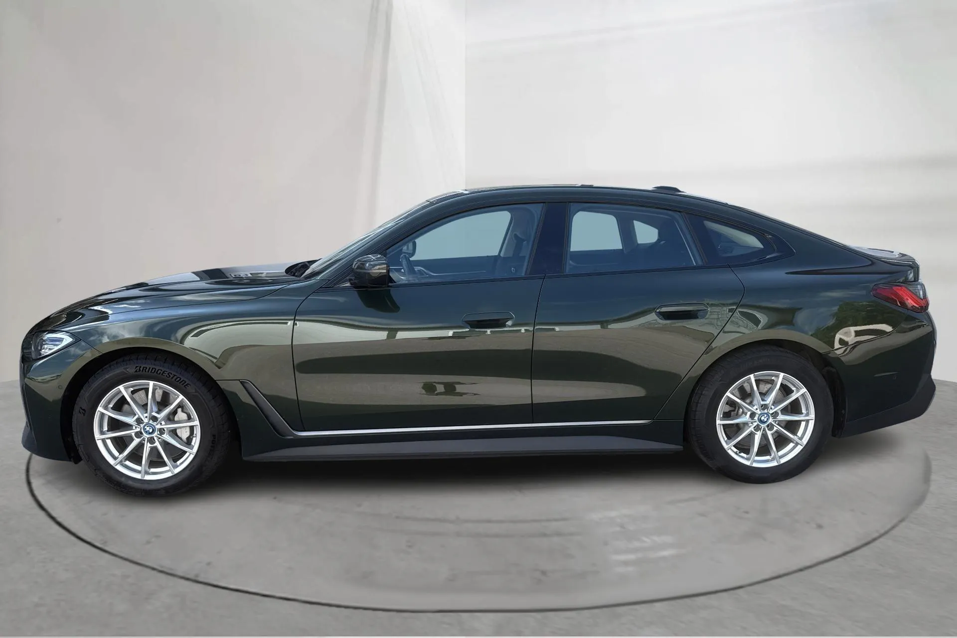 Presentationsfoto 2 av 21: BMW i4 eDrive40, G26 (340hk) - 7 621 mil - Automat - grön - 2024