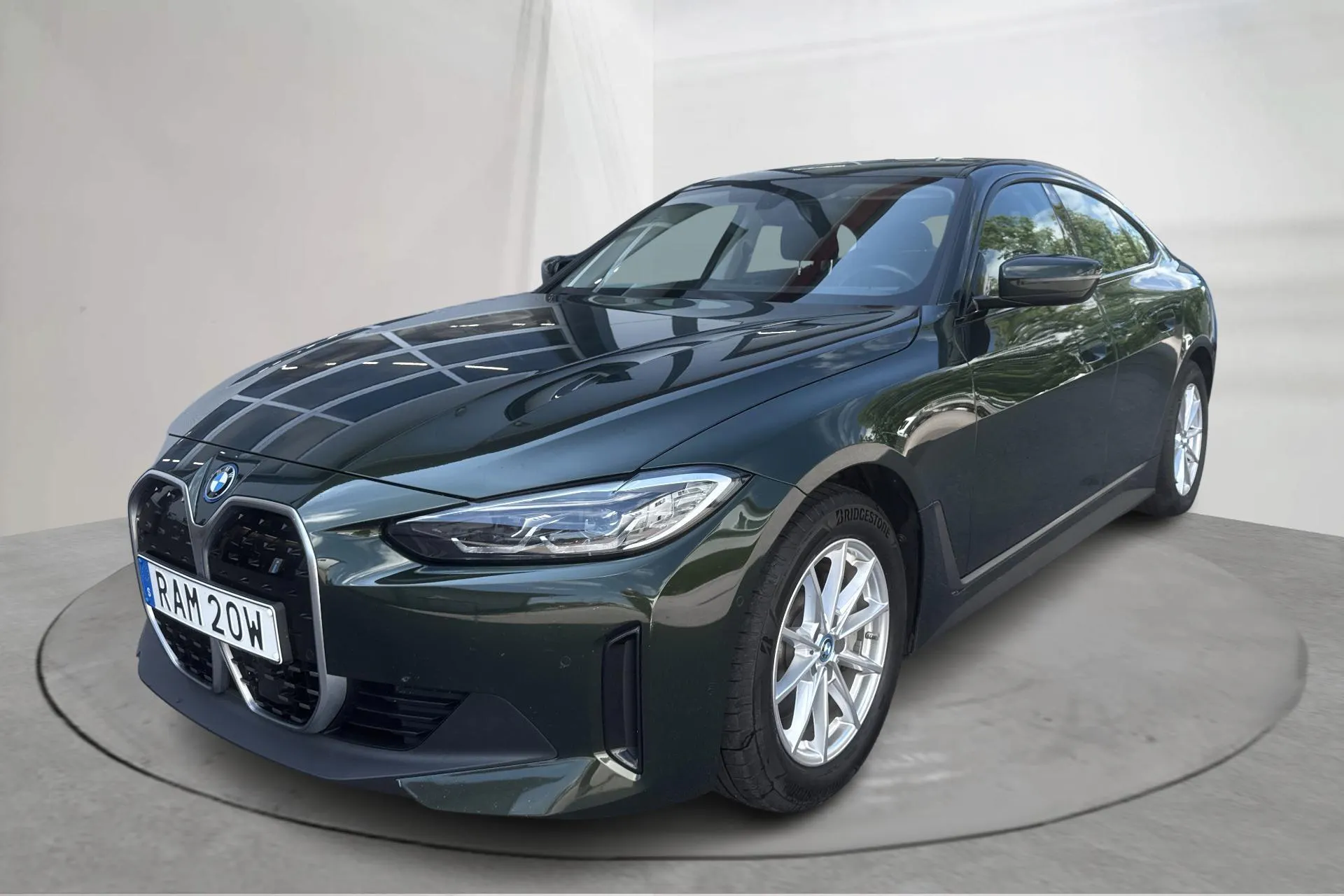 Presentationsfoto 1 av 21: BMW i4 eDrive40, G26 (340hk) - 7 621 mil - Automat - grön - 2024