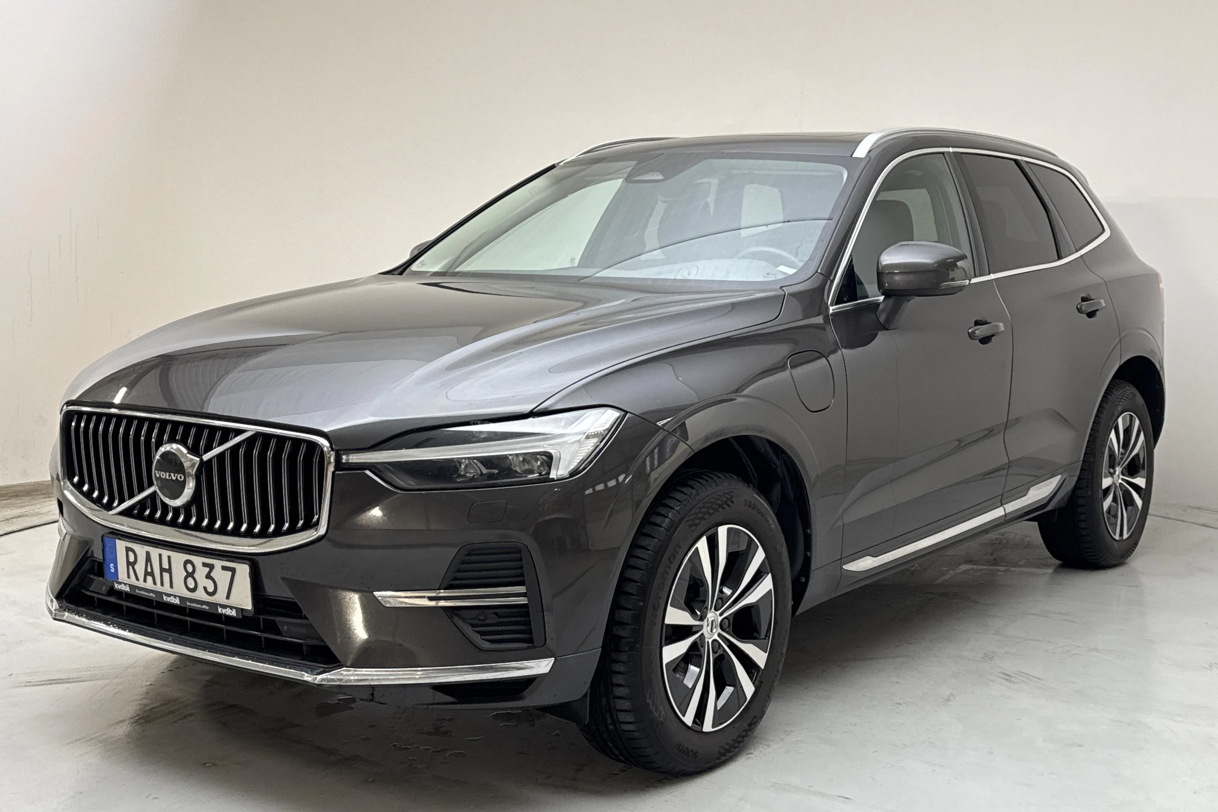 Presentationsfoto 1 av 17: Volvo XC60 T6 AWD Recharge (350hk) - 12 828 mil - Automat - grå - 2023