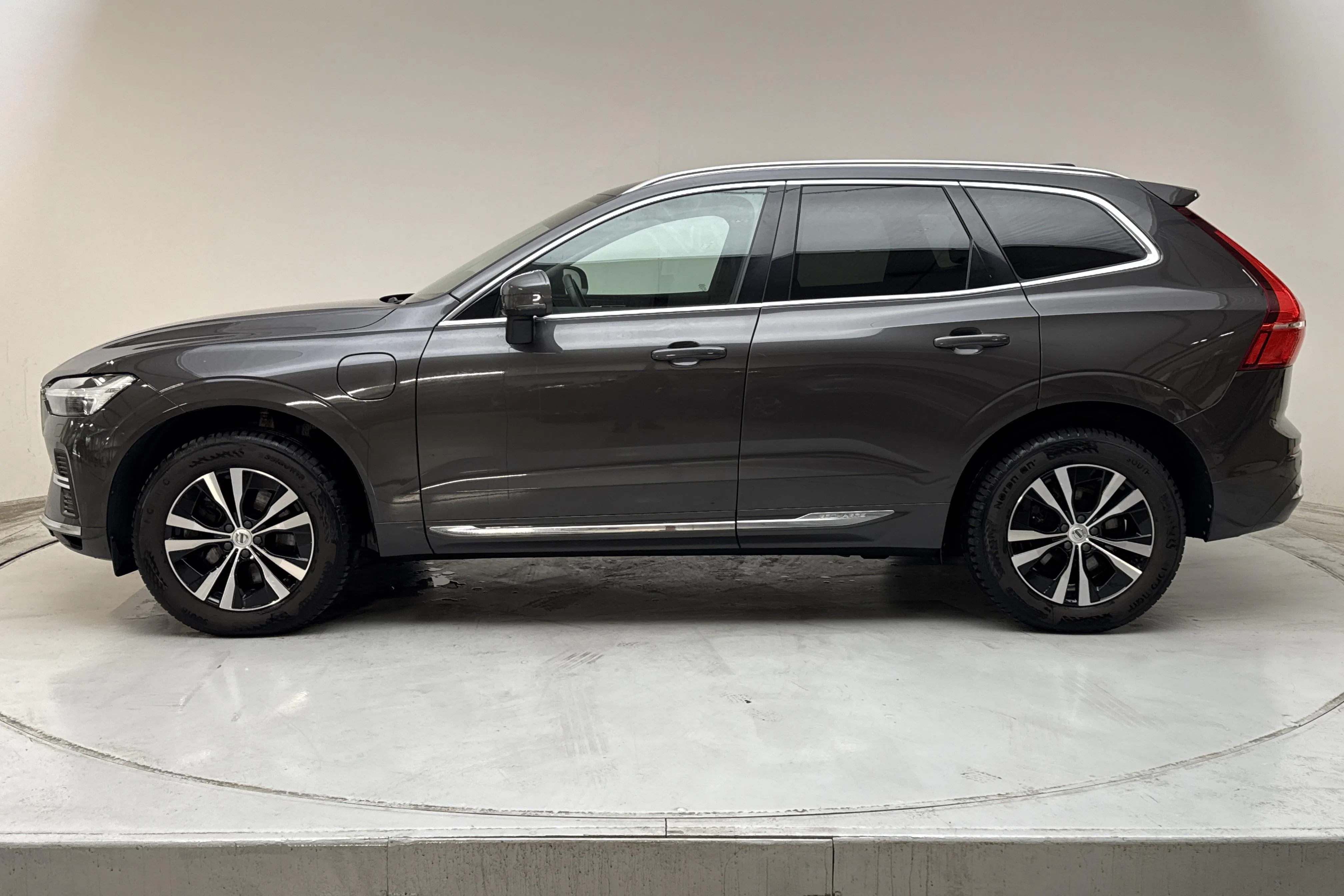Presentationsfoto 2 av 17: Volvo XC60 T6 AWD Recharge (350hk) - 12 828 mil - Automat - grå - 2023