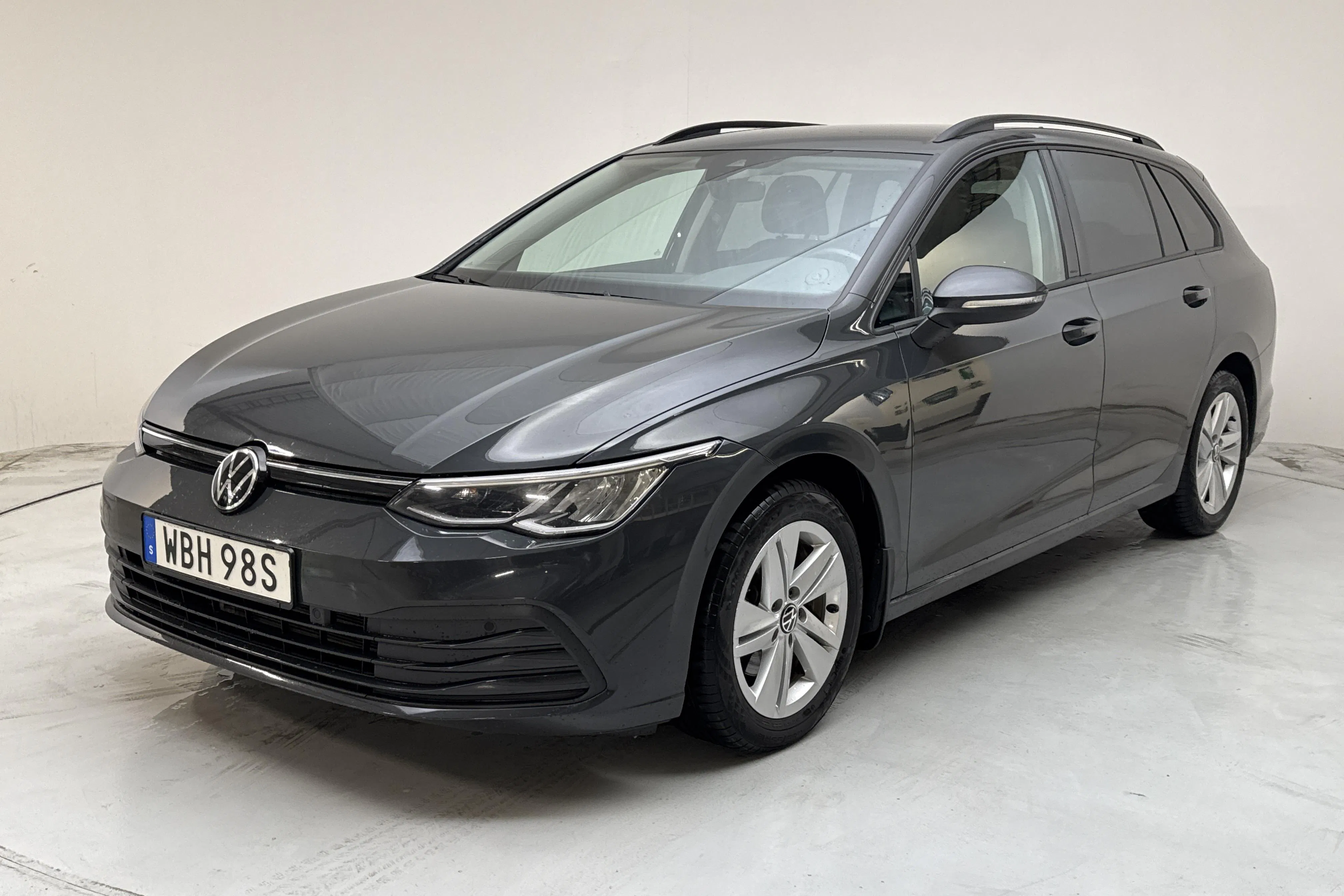 Presentationsfoto 1 av 13: VW Golf VIII 1.5 eTSI Sportscombi (130hk) - 13 349 mil - Automat - grå - 2022