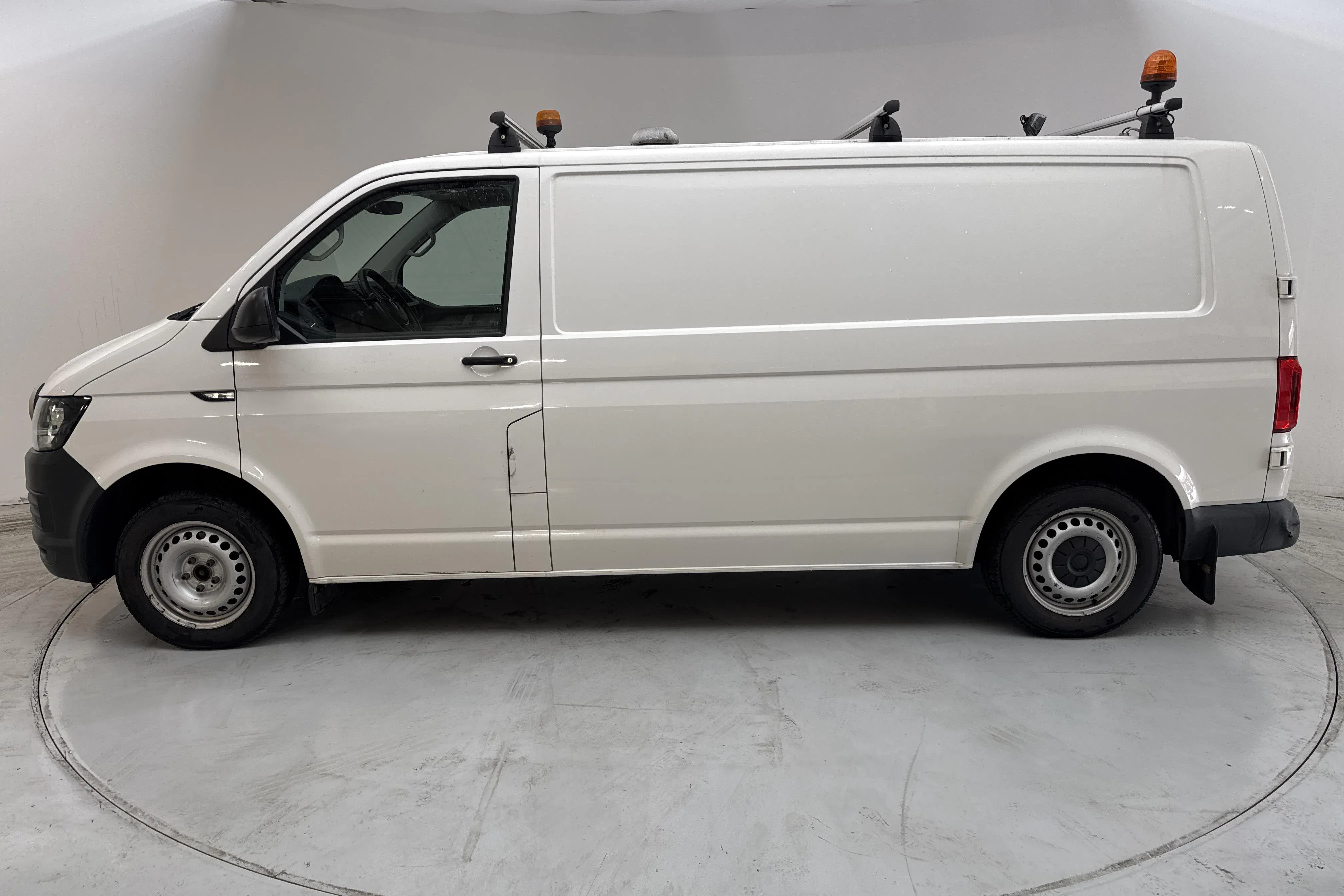 Presentationsfoto 2 av 11: VW Transporter T6 2.0 TDI BMT Skåp 4MOTION (150hk) - 24 368 mil - Manuell - vit - 2018
