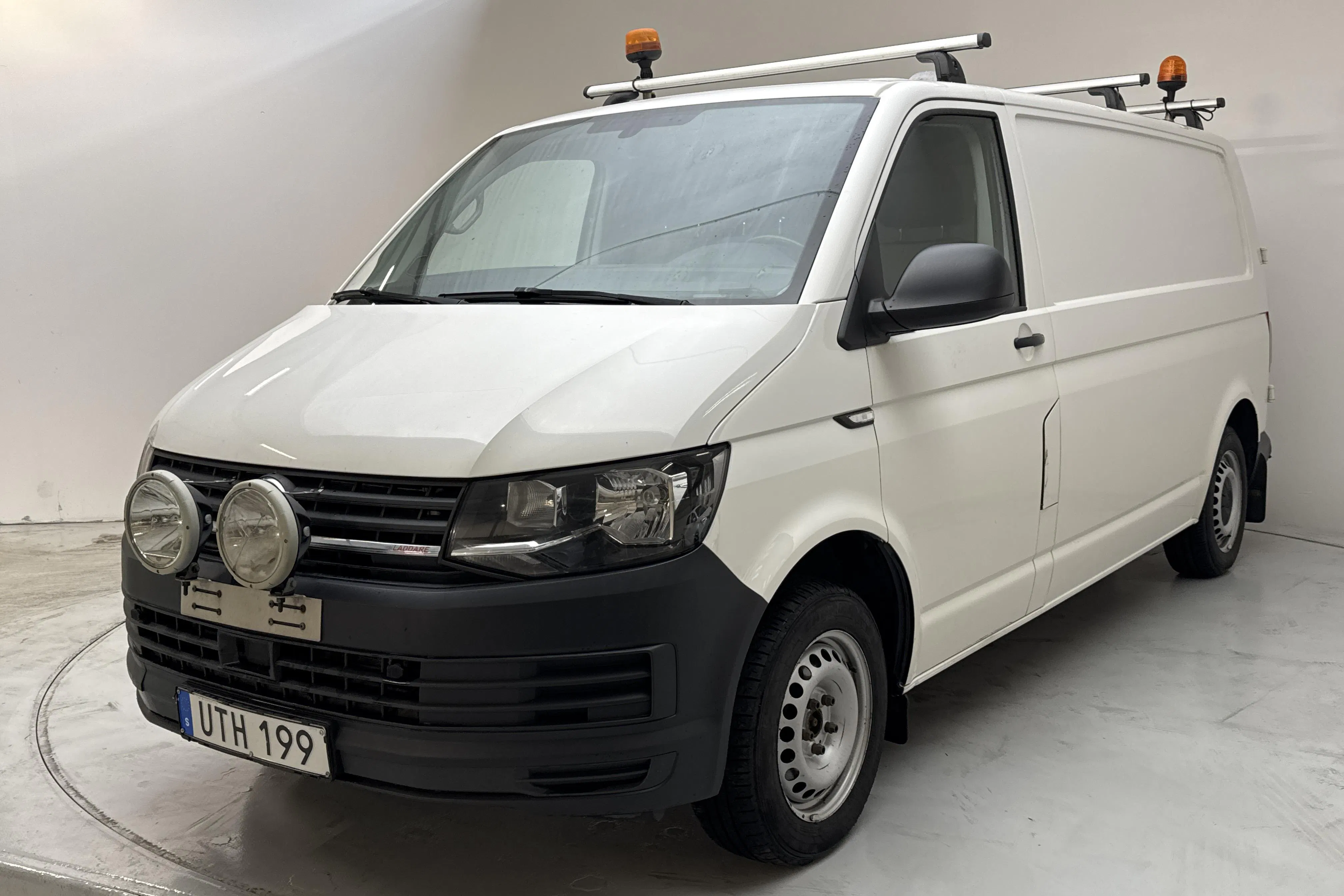 Presentationsfoto 1 av 11: VW Transporter T6 2.0 TDI BMT Skåp 4MOTION (150hk) - 24 368 mil - Manuell - vit - 2018