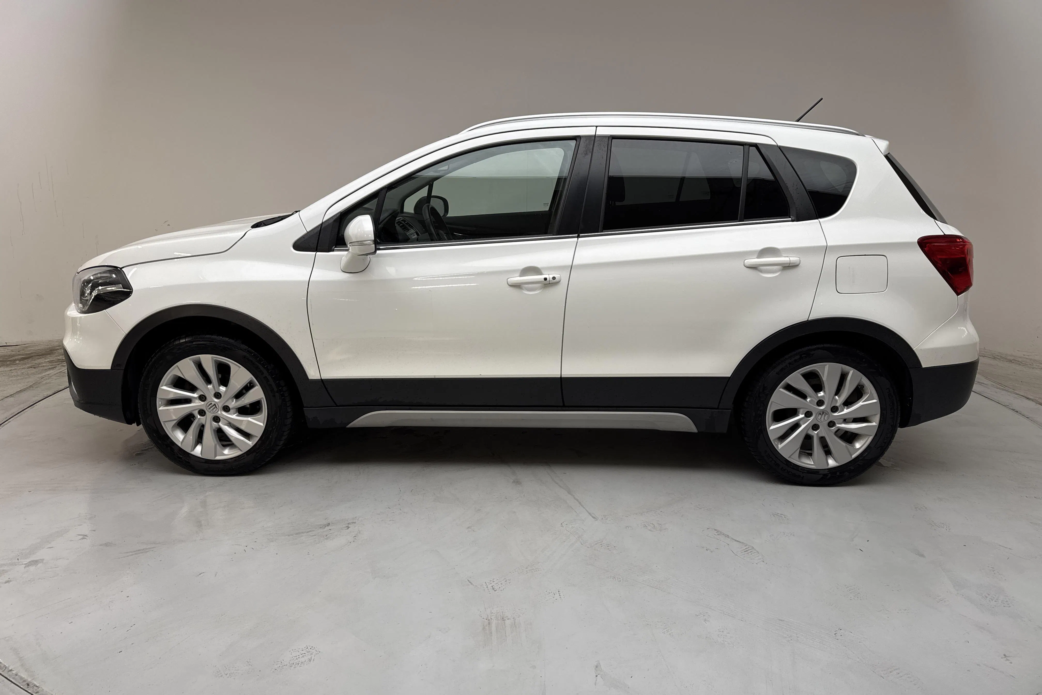 Presentation photo 2 of 14: Suzuki S-Cross 1.0T Allgrip 4x4 (112hk) - 210 440 km - Manual - white - 2019