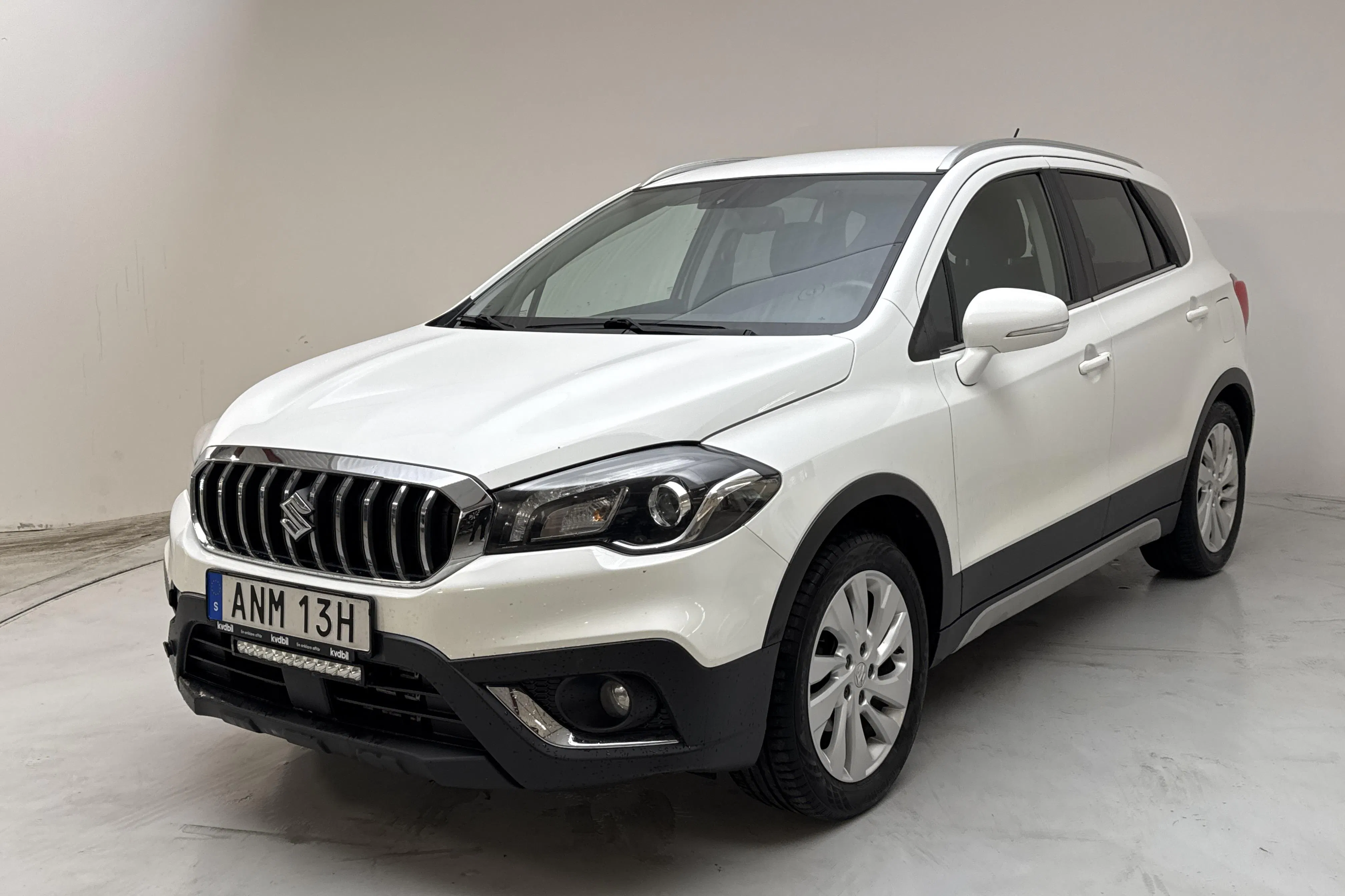 Presentation photo 1 of 14: Suzuki S-Cross 1.0T Allgrip 4x4 (112hk) - 210 440 km - Manual - white - 2019